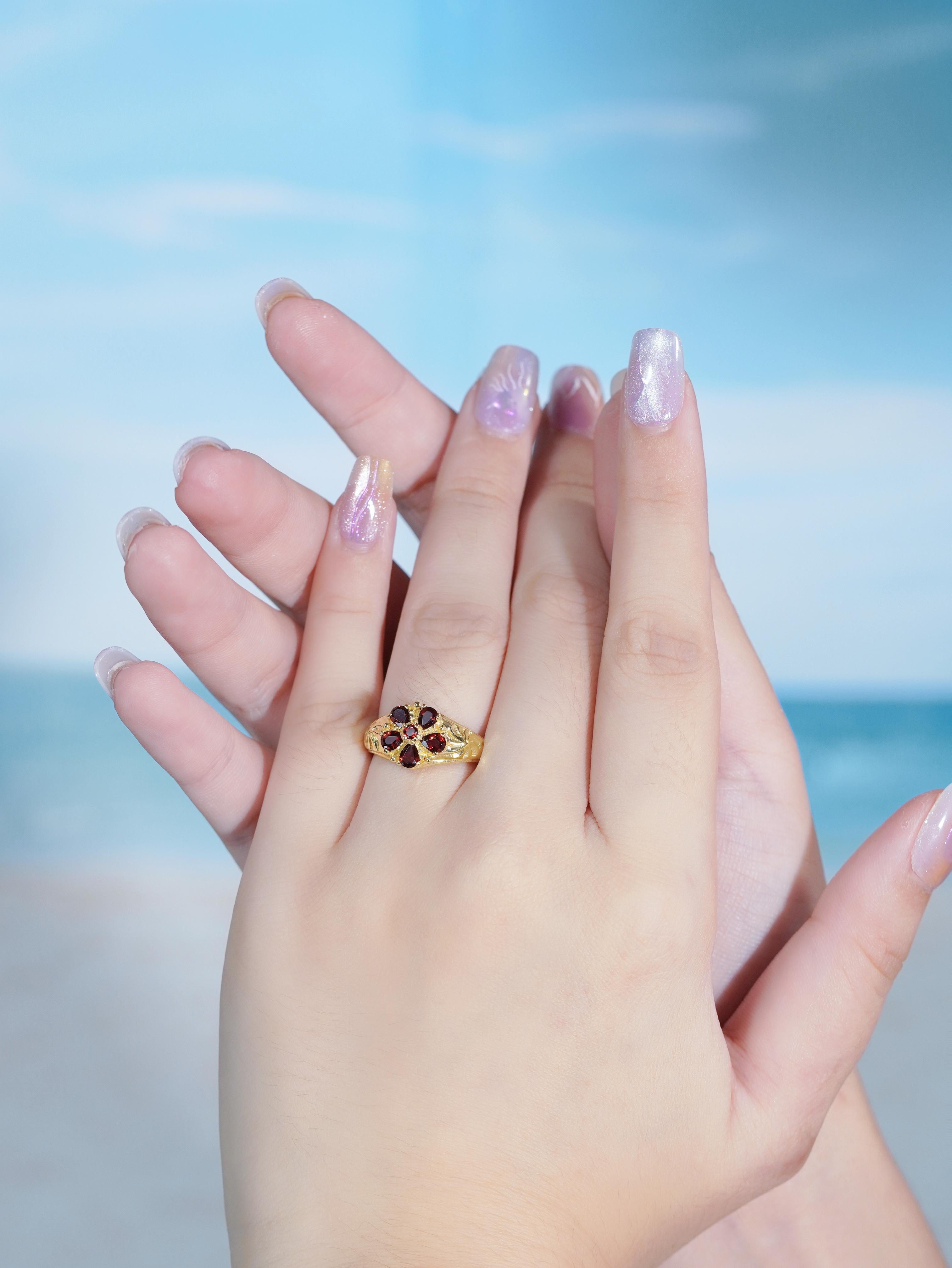 9K Gelbgold Natürlicher Granat Vintage Style Floral Cluster  Geschnitzter Ring im Angebot 3