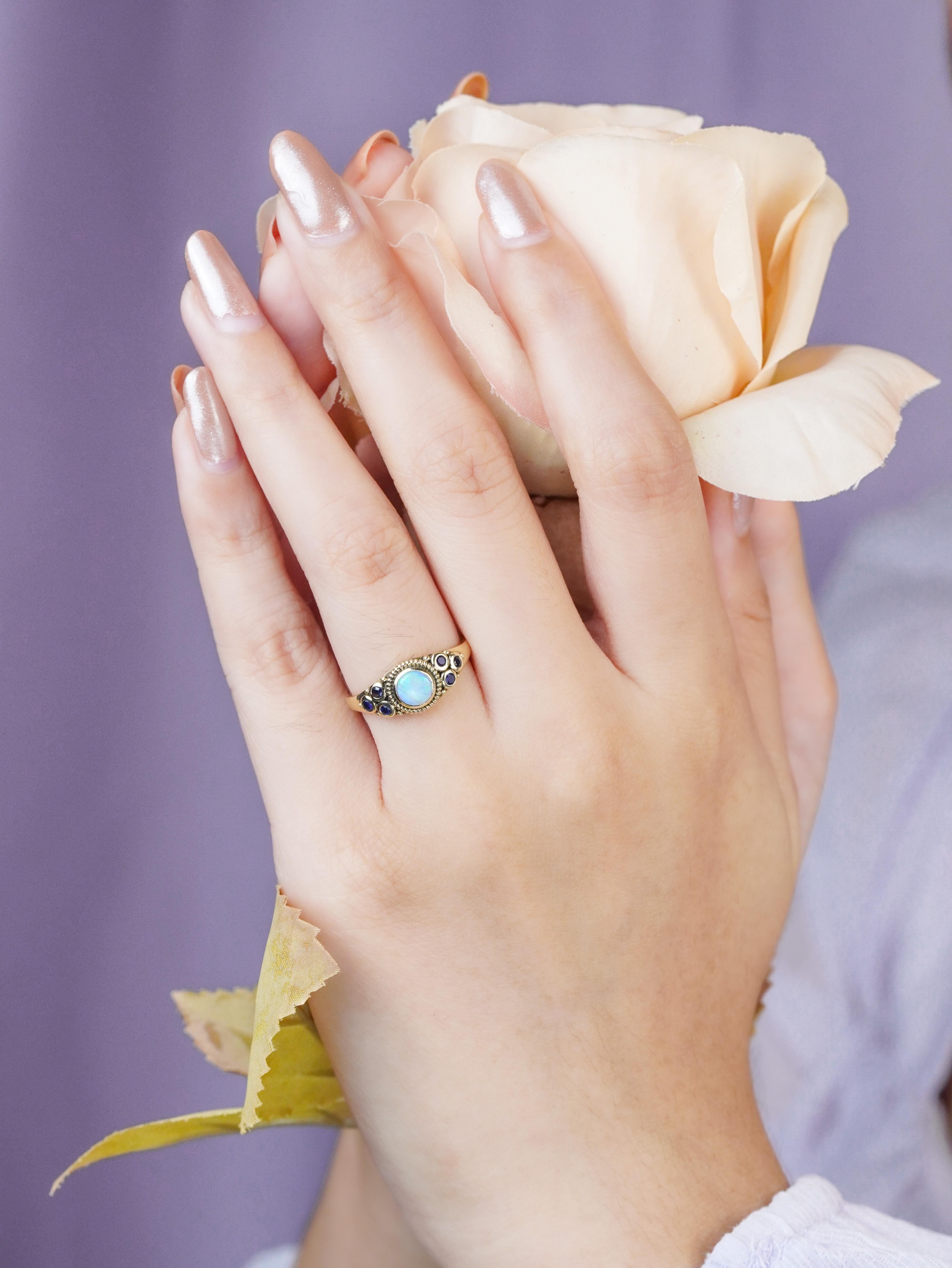 9K Gelbgold Natürlicher Opal und Blauer Saphir Vintage Style Ring im Angebot 1