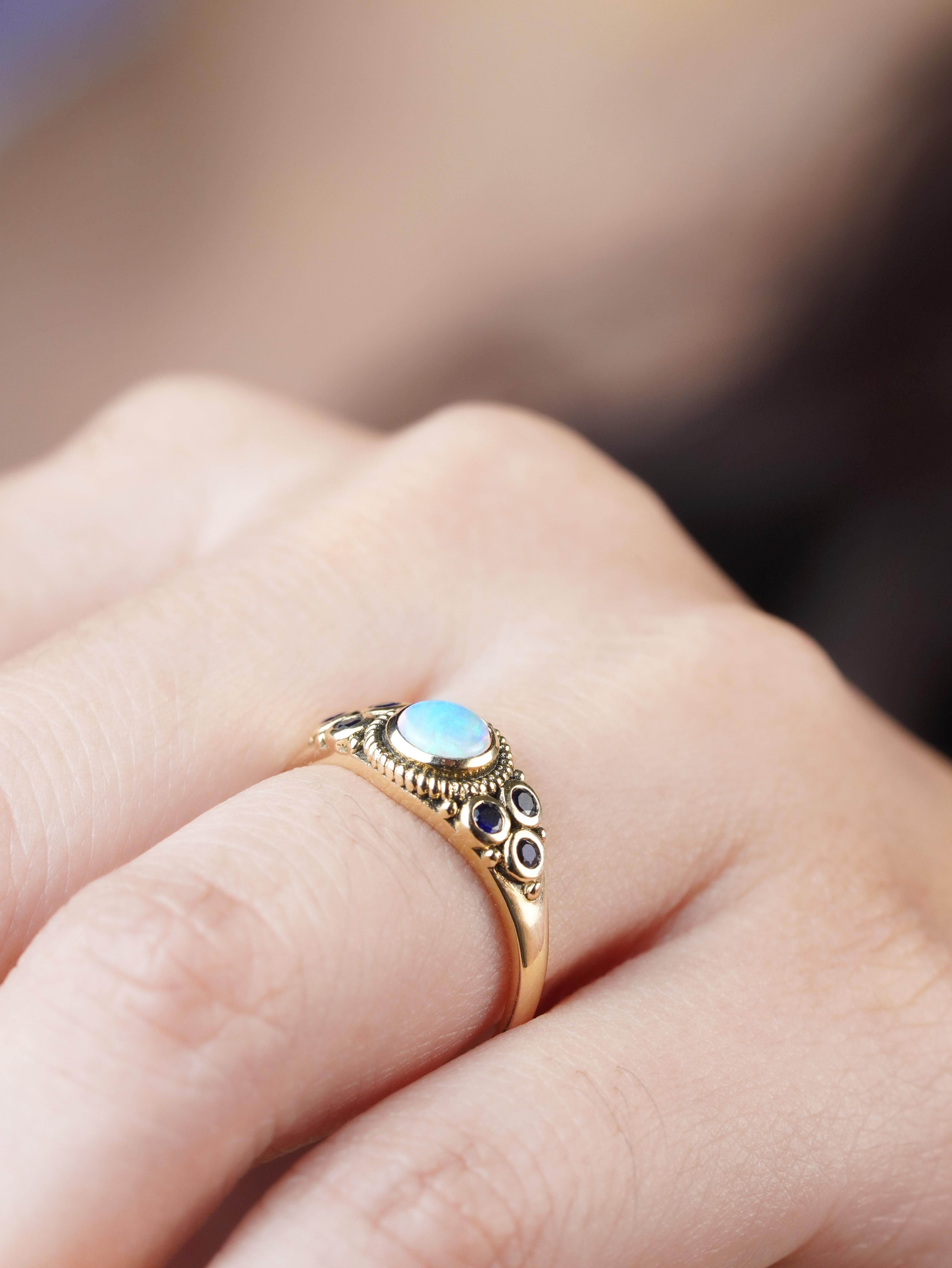 9K Gelbgold Natürlicher Opal und Blauer Saphir Vintage Style Ring im Angebot 2