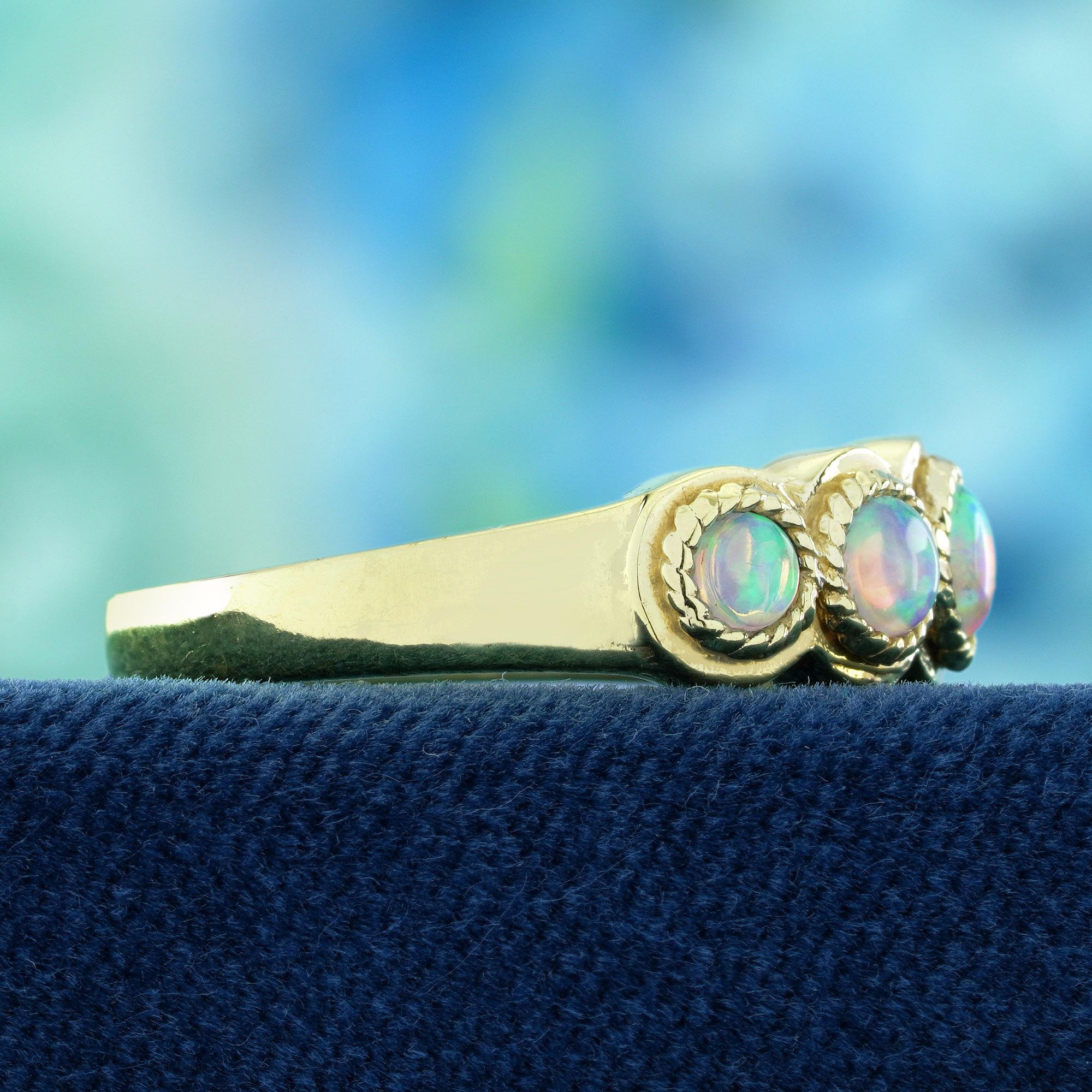 Taille ronde Bague en or jaune 9K à cinq pierres en opale naturelle de style vintage en vente