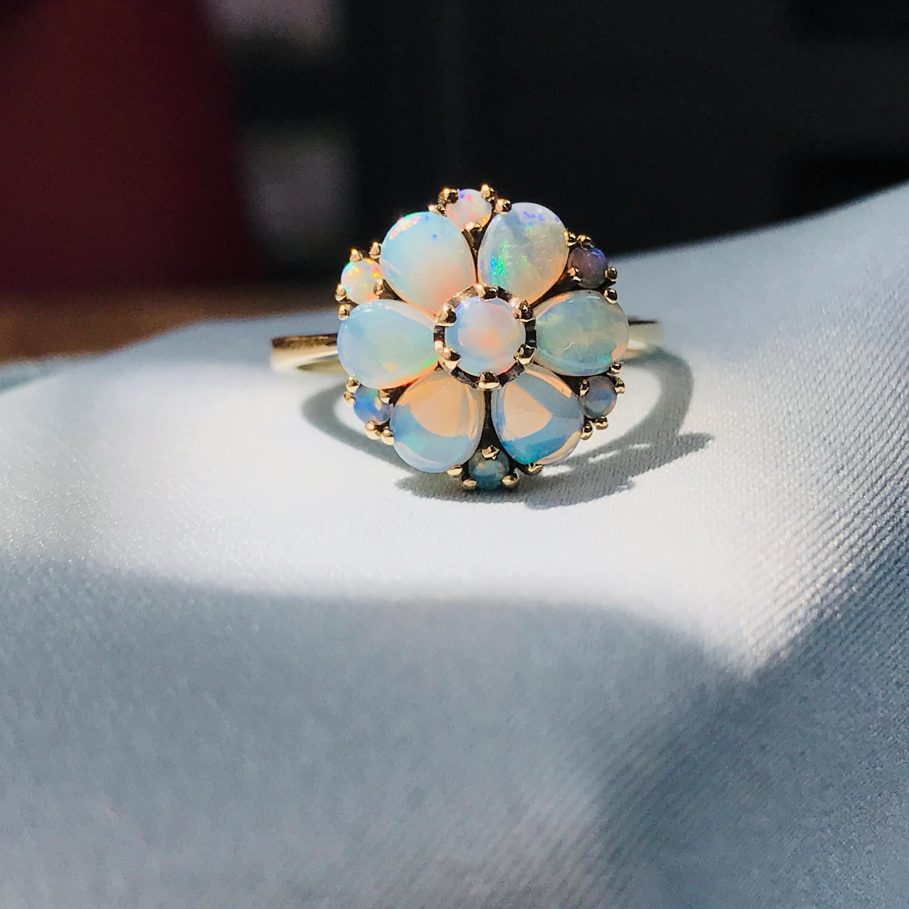 9K Yellow Gold Natural Opal Vintage Style Floral Cluster Ring im Angebot 1