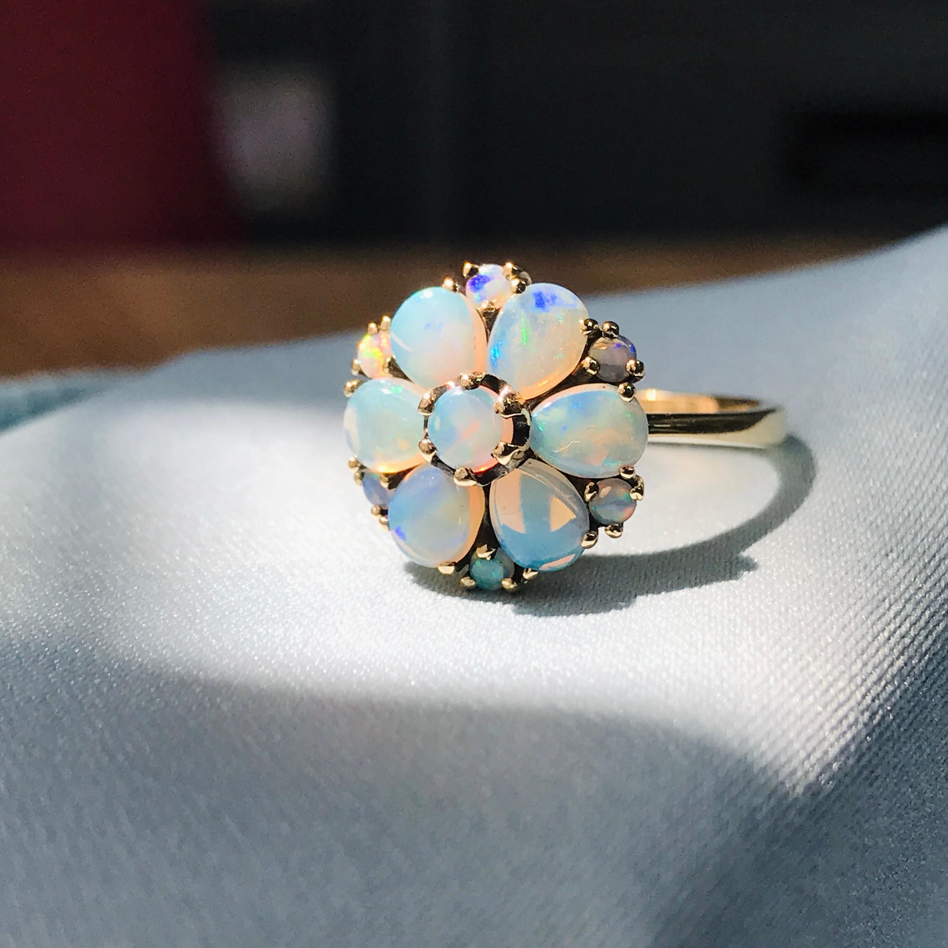 9K Yellow Gold Natural Opal Vintage Style Floral Cluster Ring im Angebot 3
