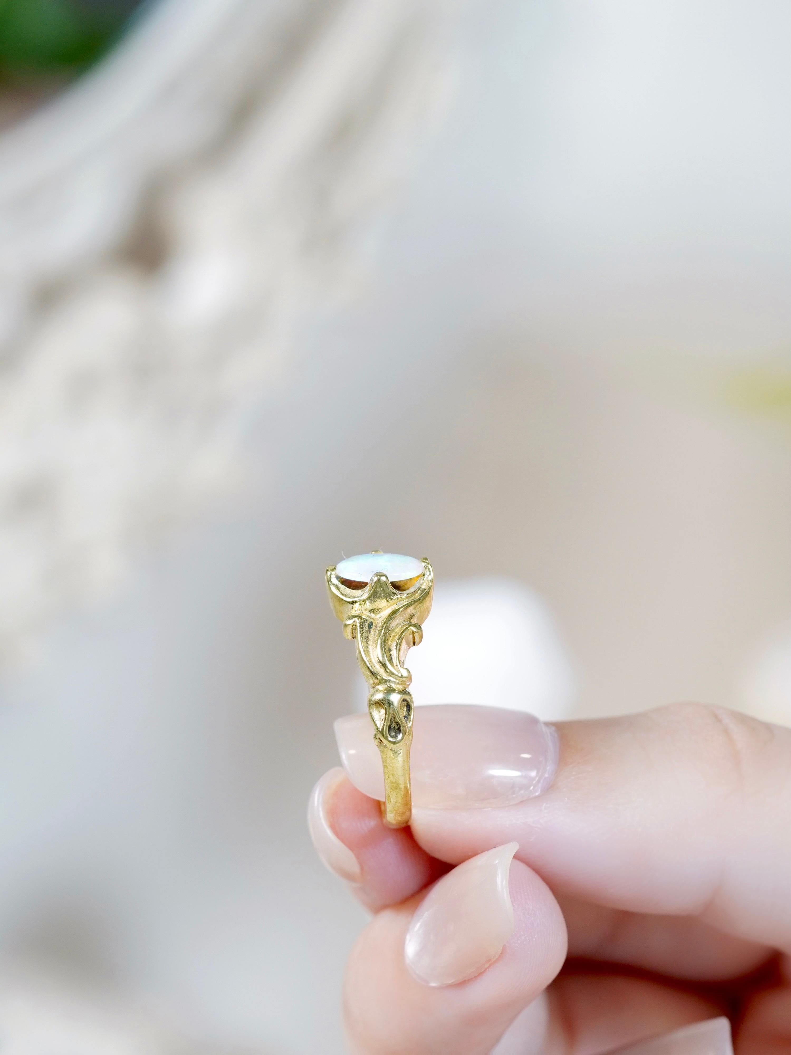 Anillo solitario estilo vintage de ópalo natural de oro amarillo de 9 quilates en venta 4
