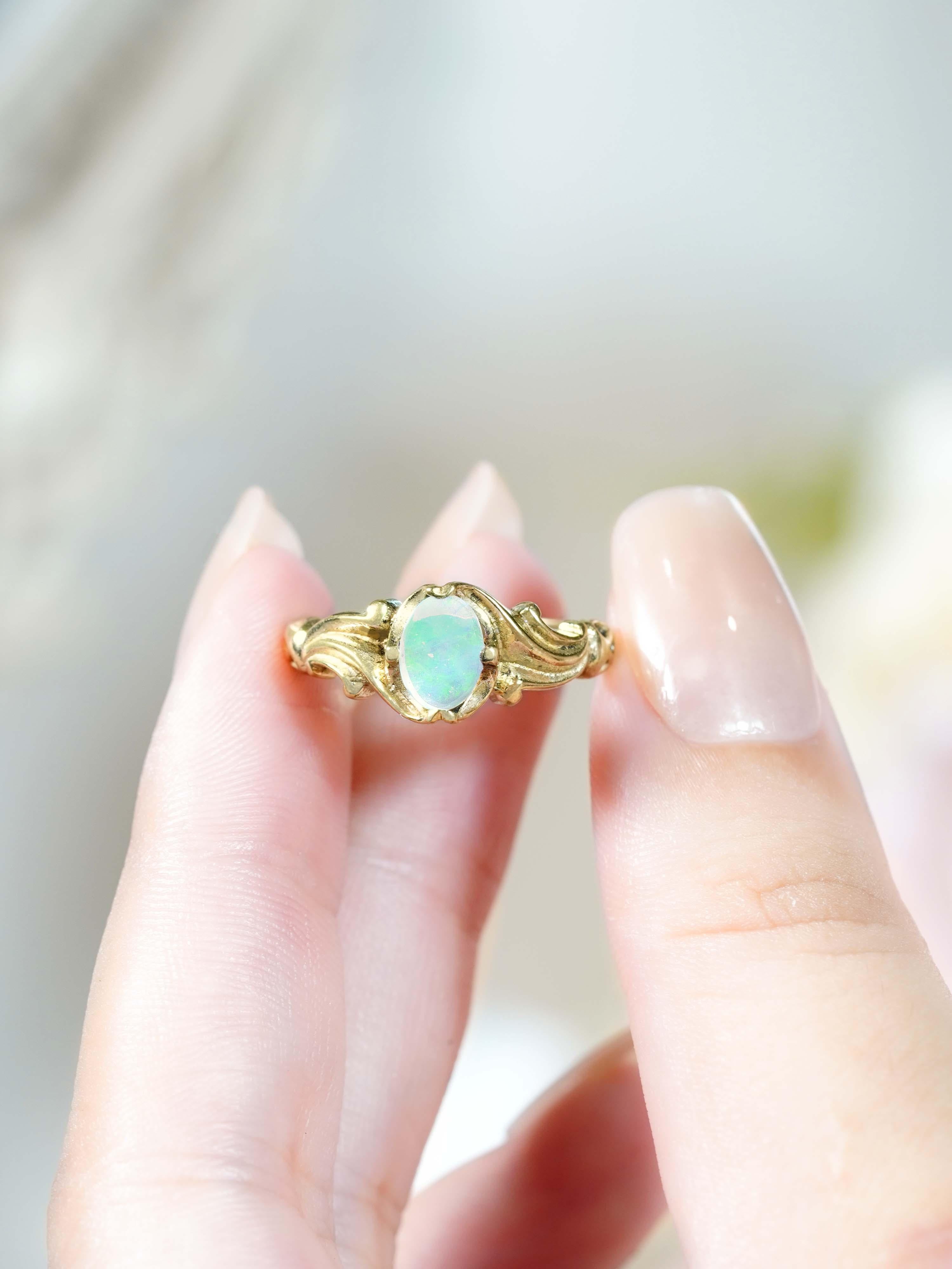 Anillo solitario estilo vintage de ópalo natural de oro amarillo de 9 quilates en venta 3