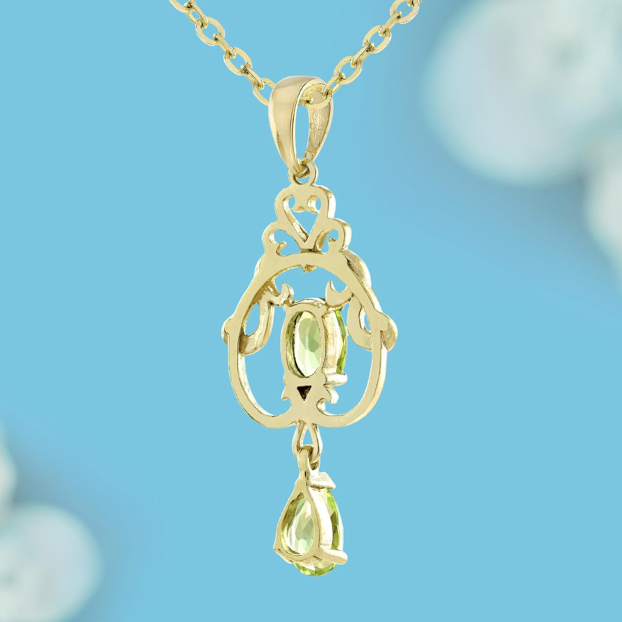 9K Yellow Gold Natural Peridot Victorian Style Pendant In New Condition For Sale In Bangkok, TH