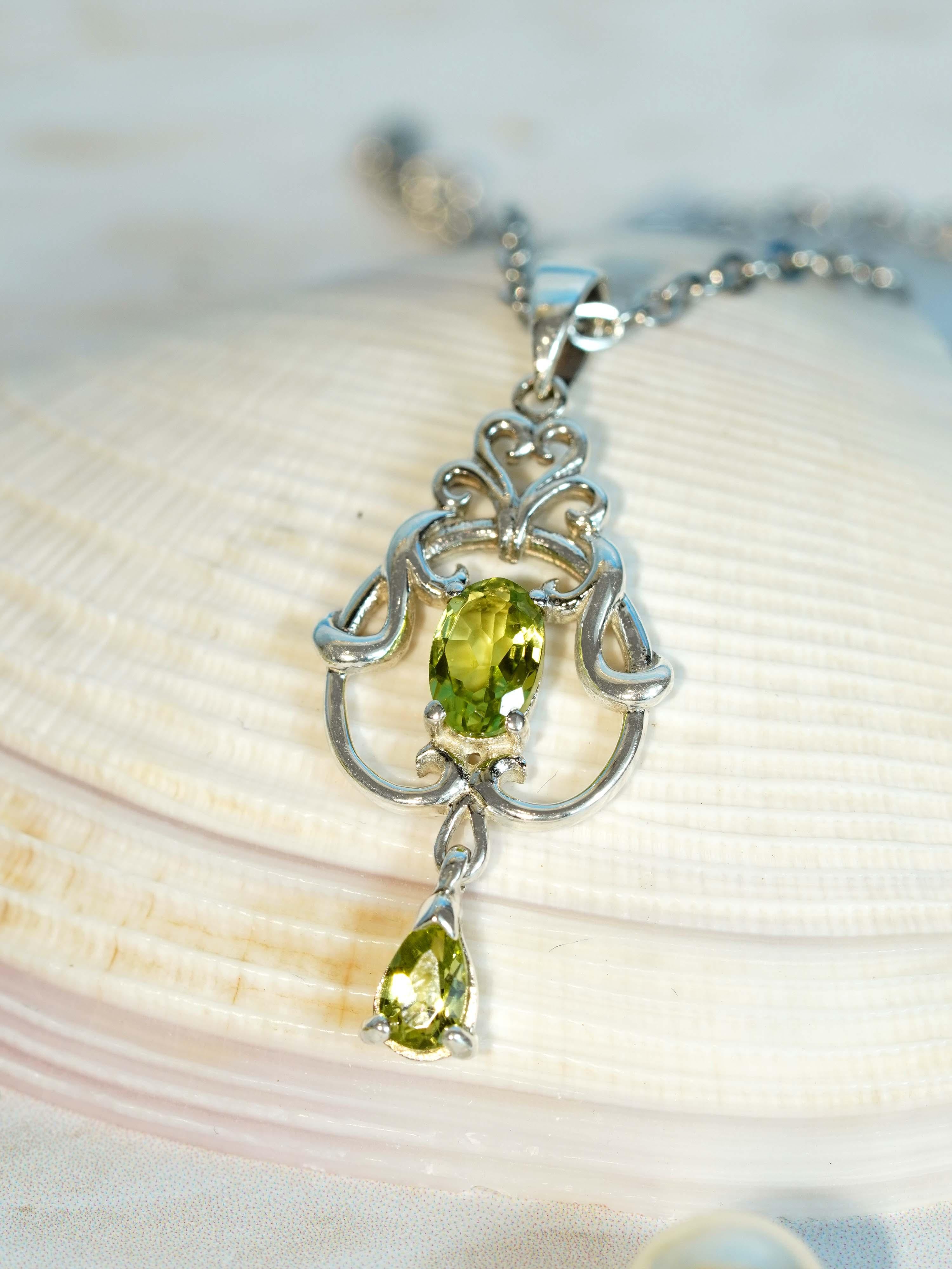 9K Yellow Gold Natural Peridot Victorian Style Pendant For Sale 1