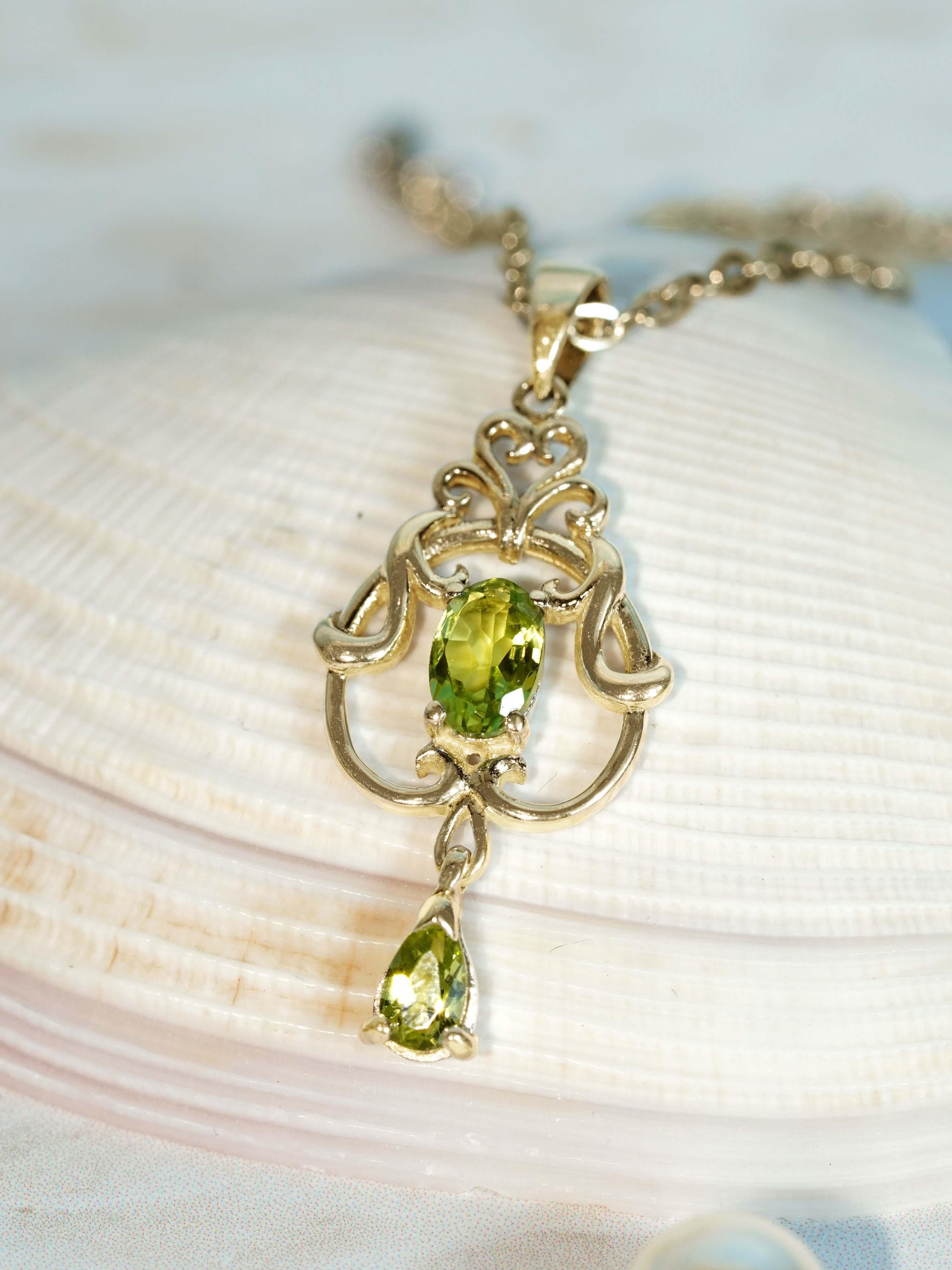 Pendentif de style victorien en or jaune 9K avec péridot naturel Pour femmes en vente