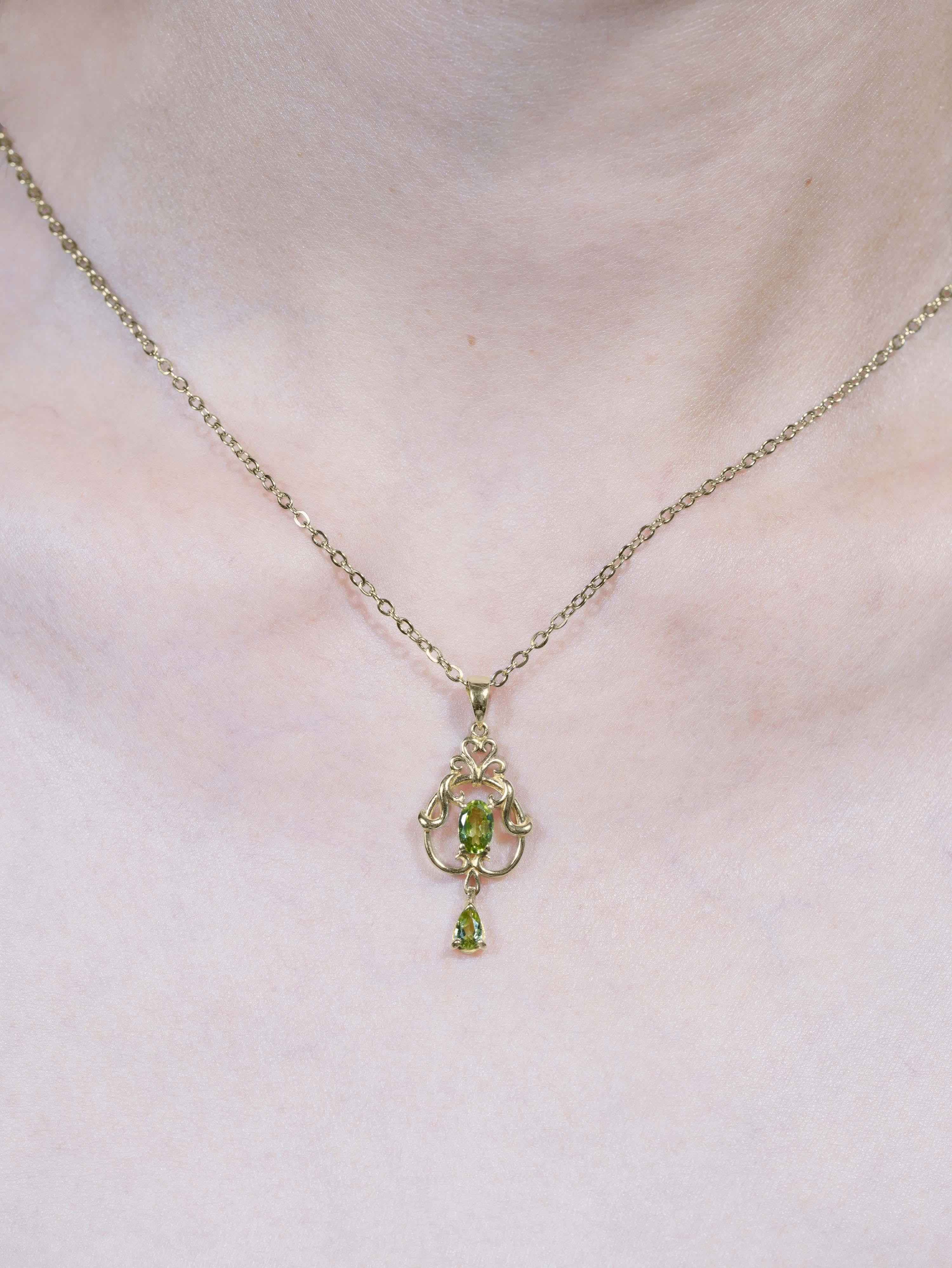 Pendentif de style victorien en or jaune 9K avec péridot naturel en vente 1