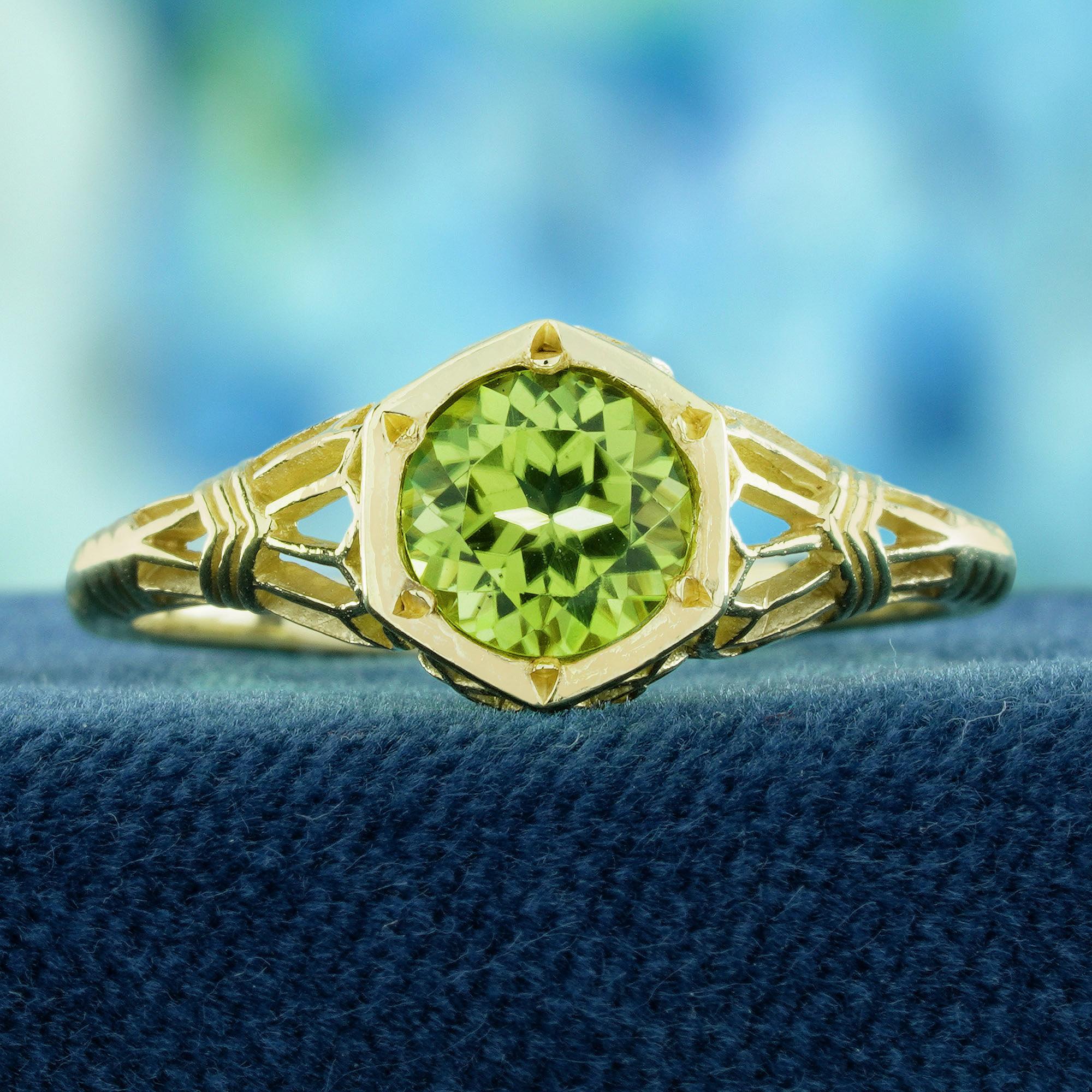 Uno straordinario tributo alla bellezza della natura e all'artigianato senza tempo. Al centro si trova un vibrante peridoto, che simboleggia il rinnovamento e l'energia positiva con la sua tonalità verde brillante. La gemma è circondata da intricati