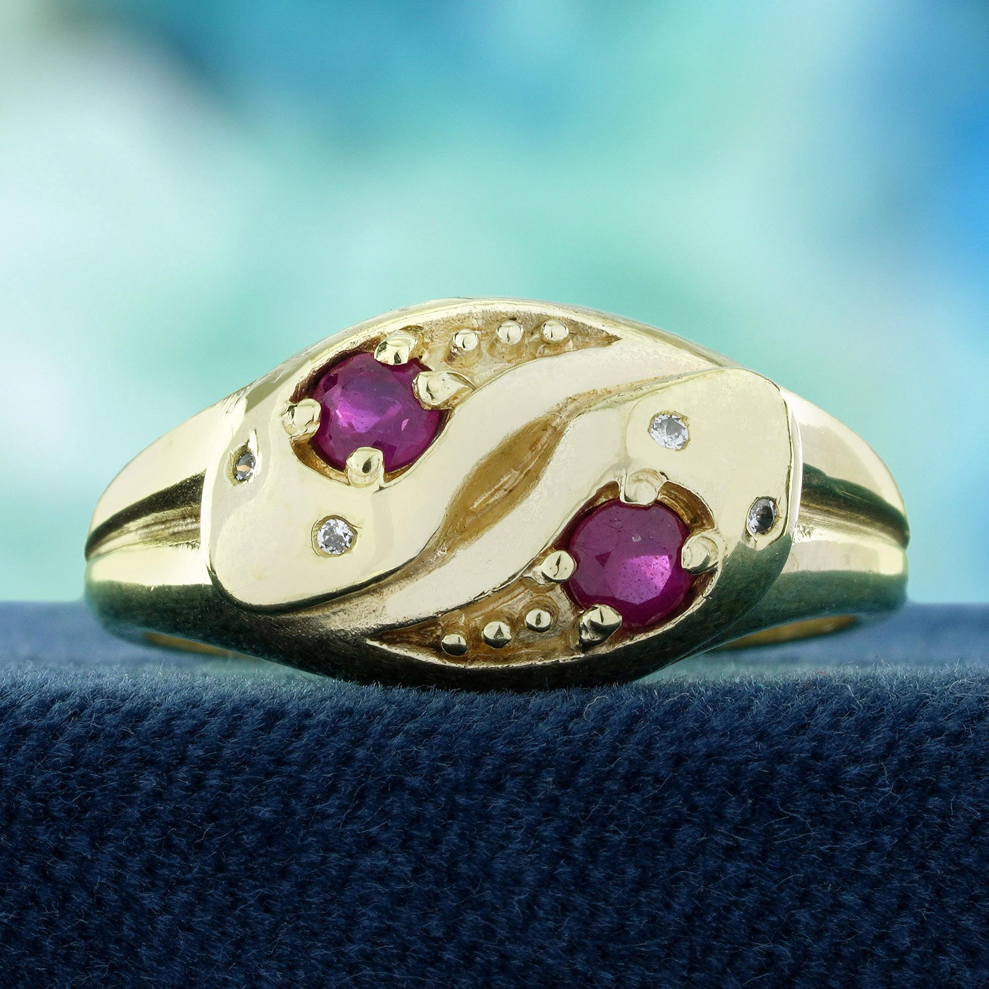 Célébrez le romantisme classique avec cette bague serpent à deux pierres, rubis naturel et diamant, de style vintage. Avec un rubis vif associé à un diamant étincelant, les deux pierres se côtoient en parfaite harmonie, symbolisant l'amour et