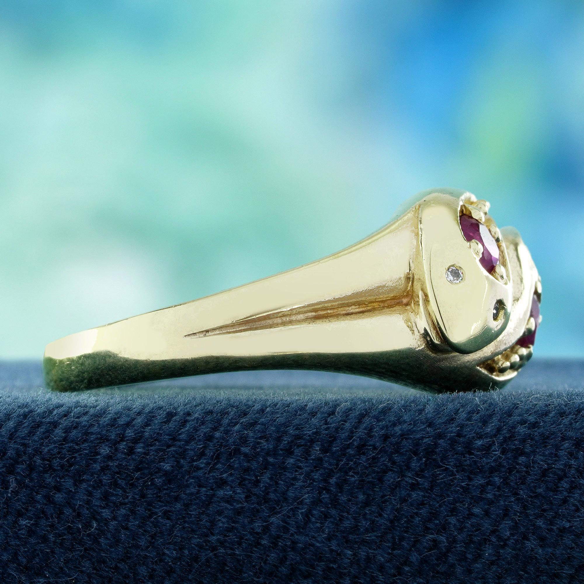 Taille ronde Bague à deux pierres en or jaune 9K, rubis naturel et diamant, style vintage en vente