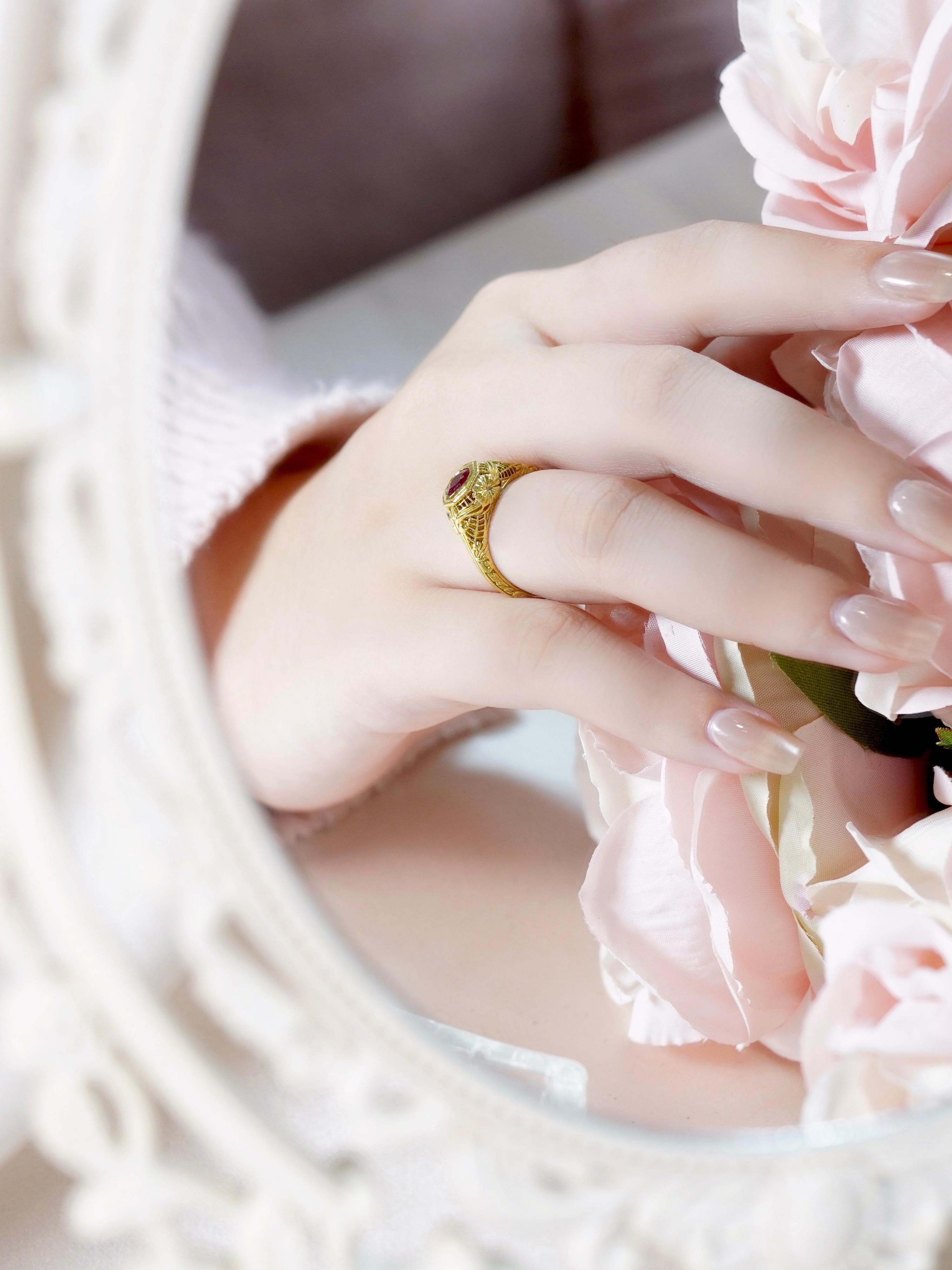 Bague en or jaune 9K avec filigrane en rubis naturel de style vintage en vente 4