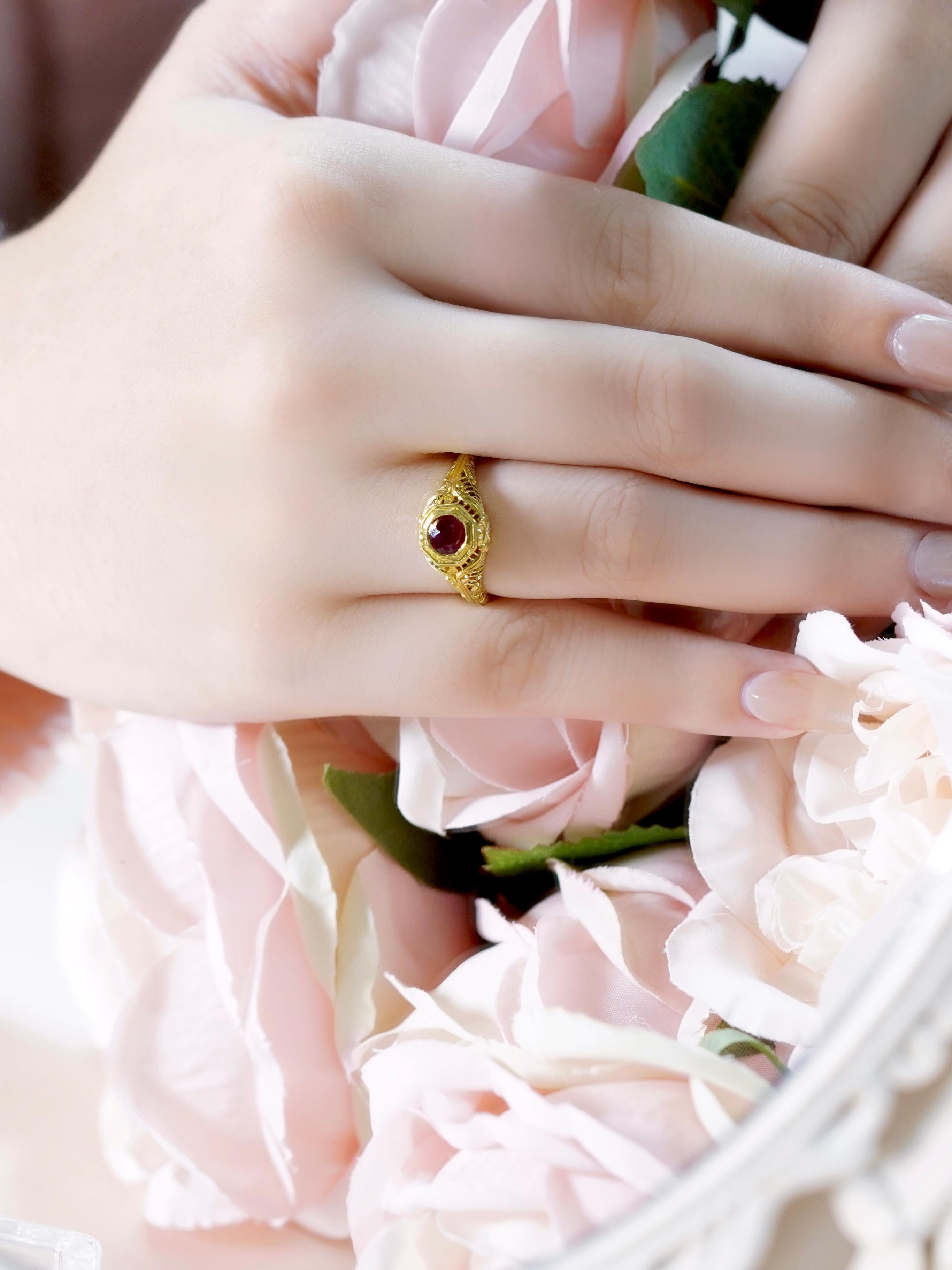 Bague en or jaune 9K avec filigrane en rubis naturel de style vintage en vente 3