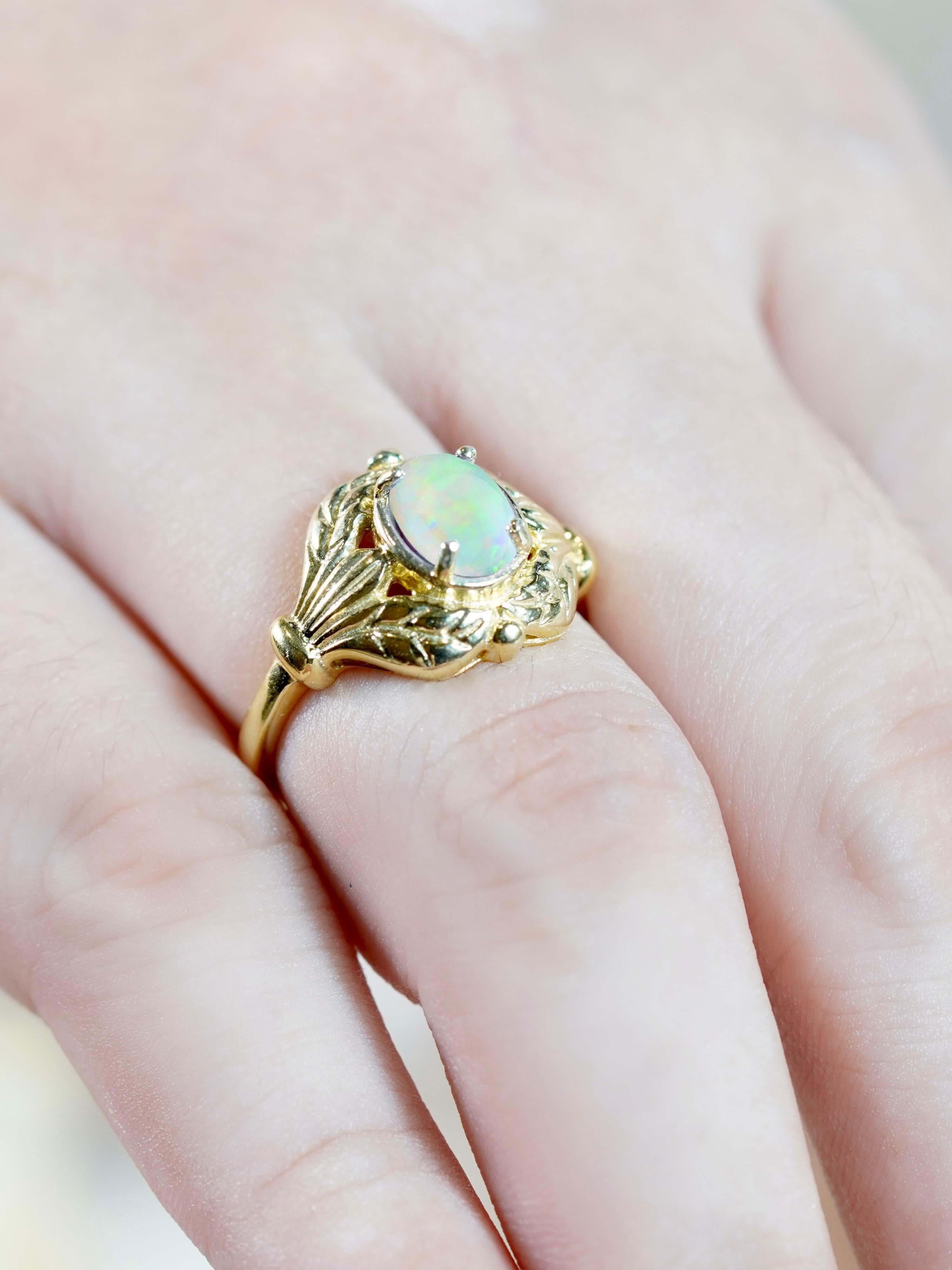 Anillo de cóctel estilo vintage con ópalo ovalado de oro amarillo de 9 quilates en venta 4