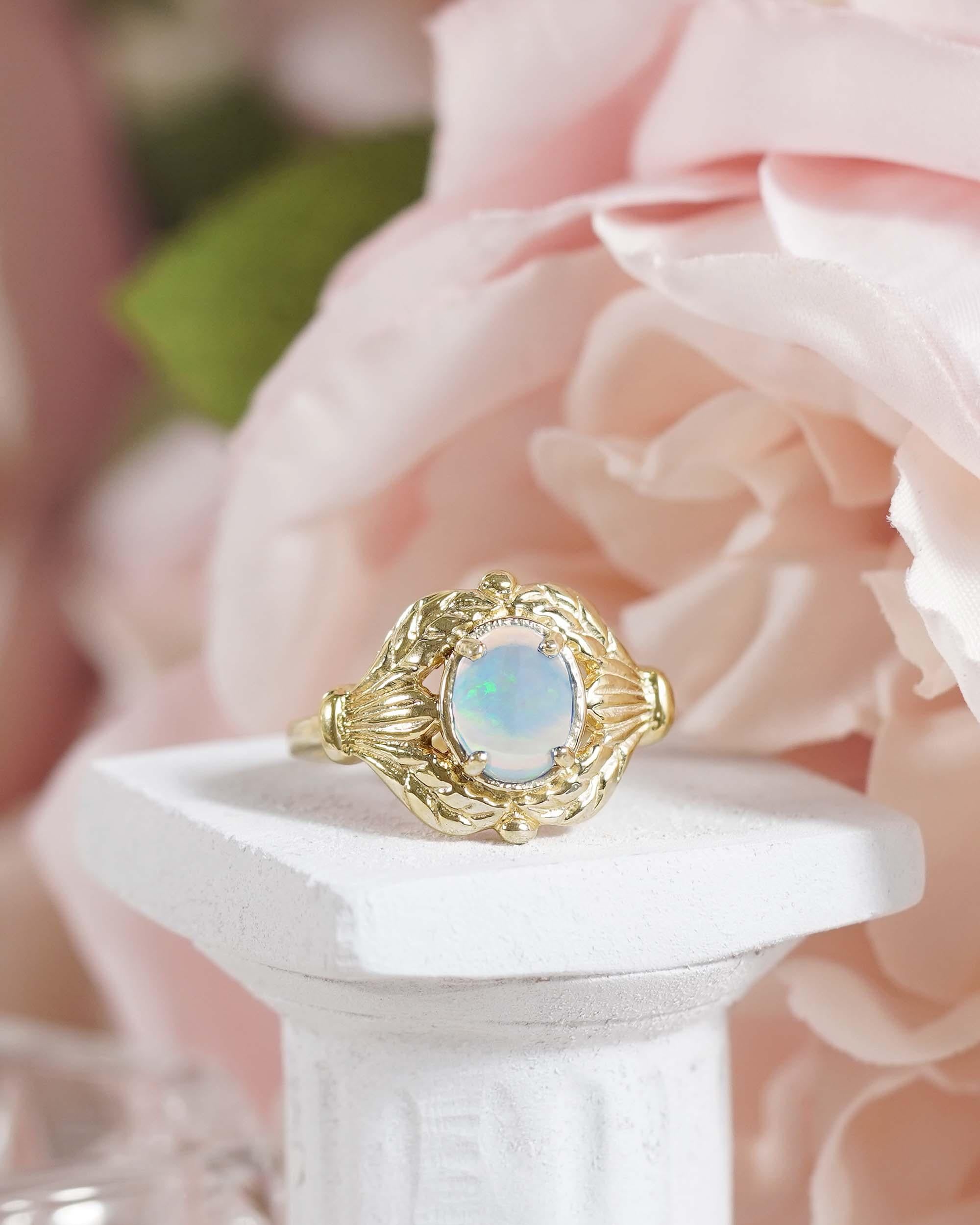 Anillo de cóctel estilo vintage con ópalo ovalado de oro amarillo de 9 quilates en venta 1