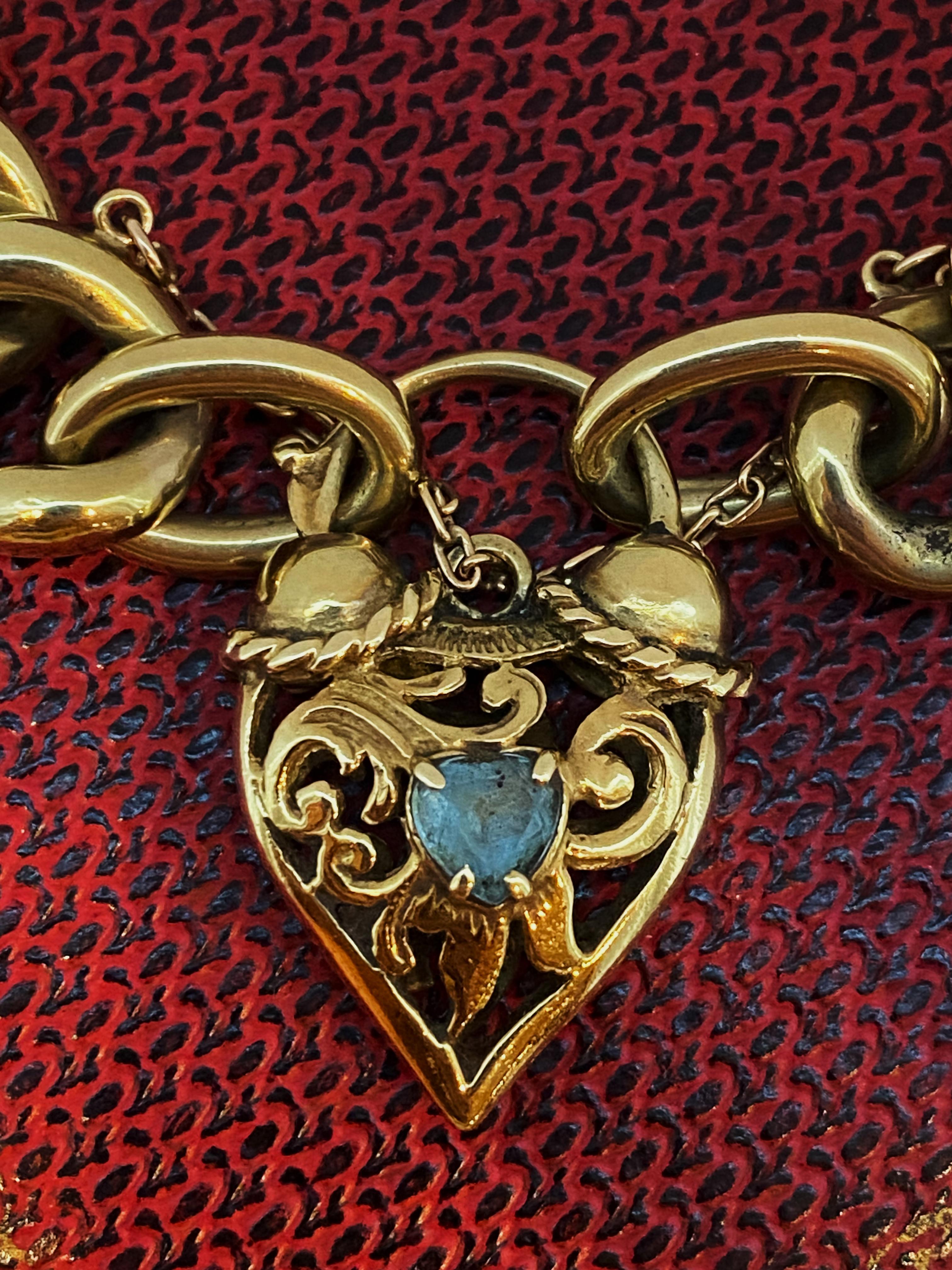 Un bracelet cadenas emblématique et éternellement populaire
est en très bon état, 
datant d'environ les années 1950 et de provenance italienne 

Méticuleusement réalisé en or jaune 9 carats, 
Bracelet solide et lourd avec des maillons en forme