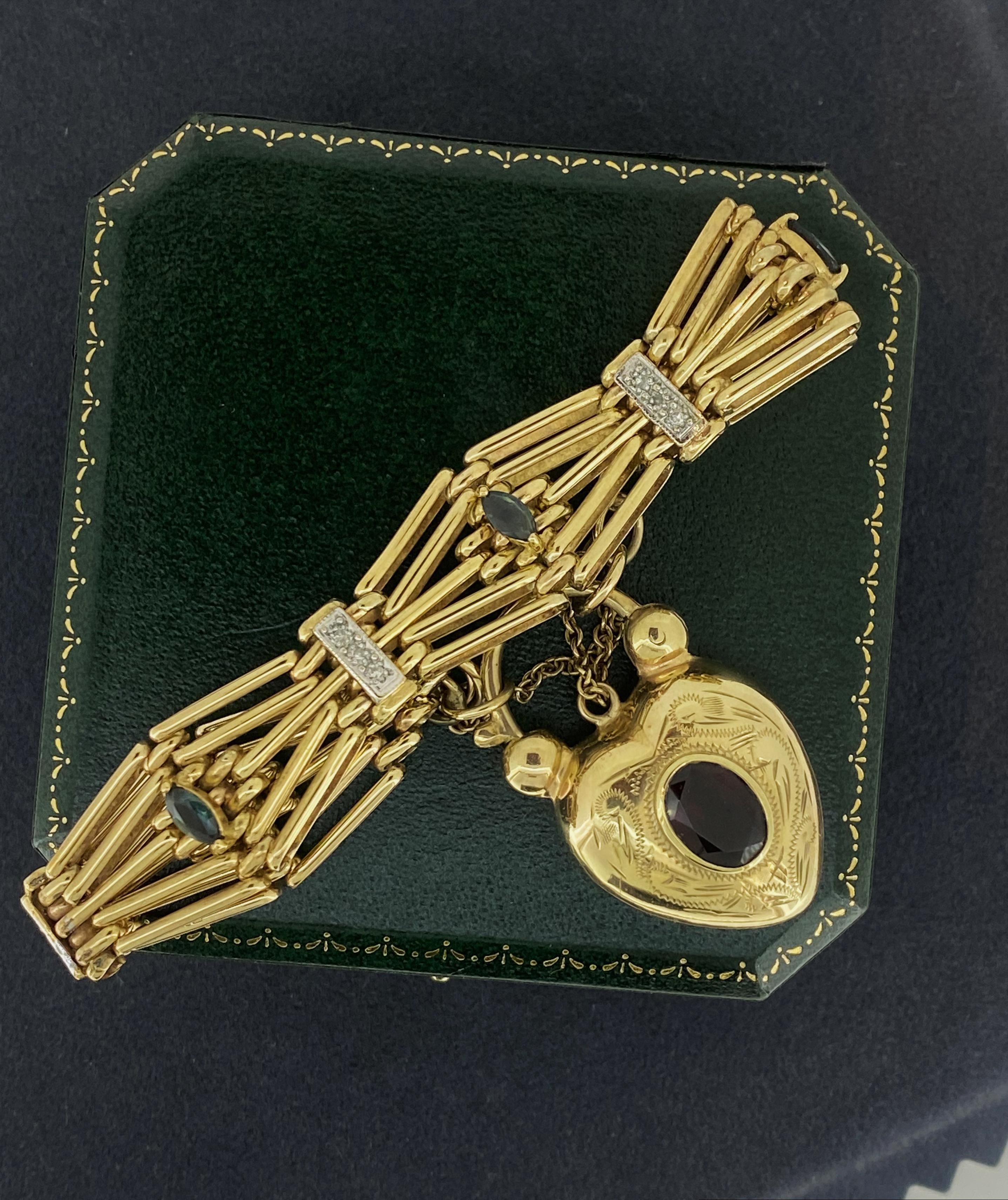 Esta icónica y eternamente popular Pulsera Candado
está en perfecto estado, 
se remonta a la década de 1960 y es de origen australiano 

Meticulosamente elaborado en oro amarillo de 9 quilates, 
Esta encantadora pulsera tiene eslabones anchos en
