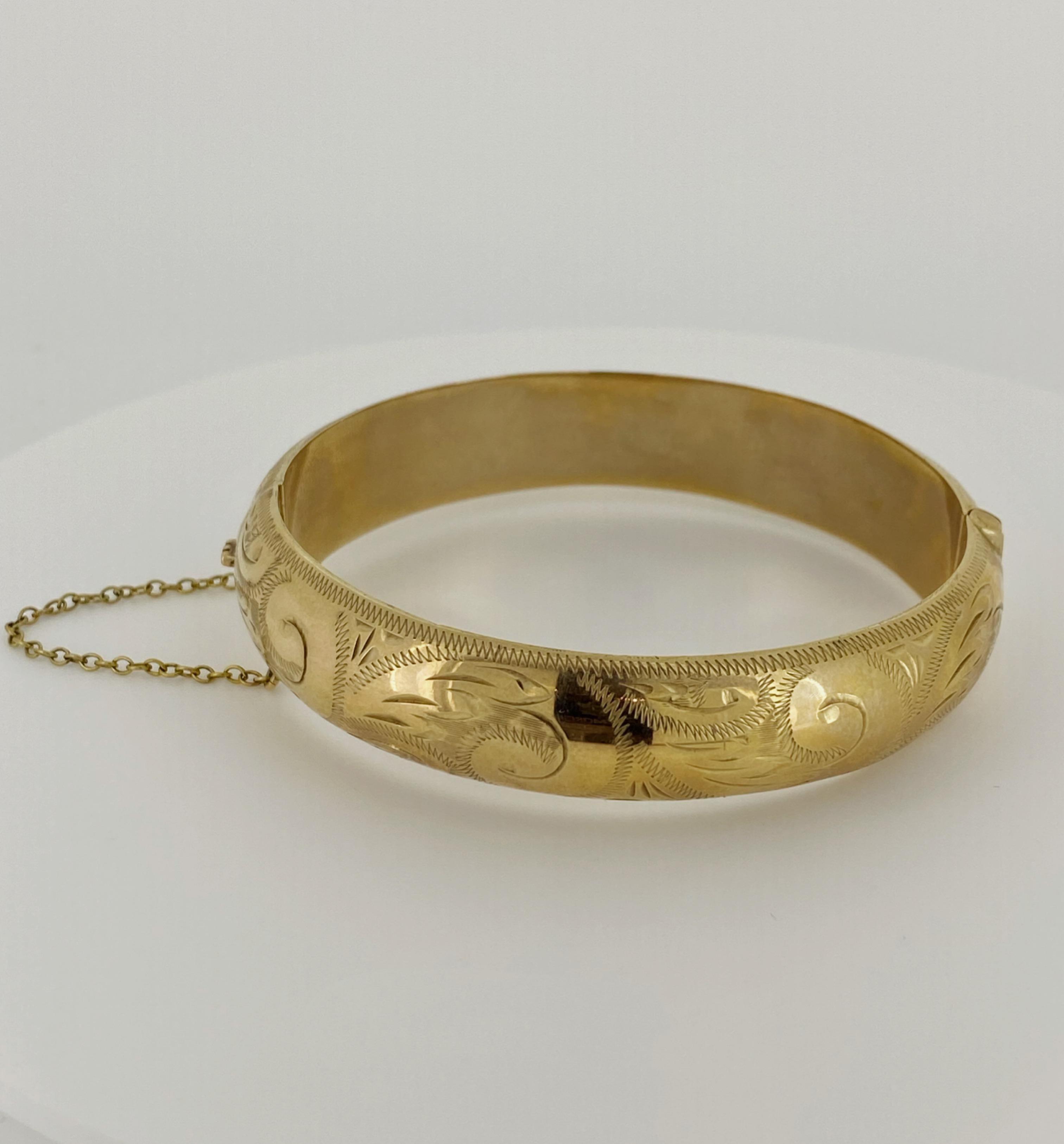 Engraved with exceptional attention to details, 
this exquisite bangle is crafted in 9K Yellow Gold 
by Melbourne renowned jeweller Rodd 
during 1950's, 
yet it's in remarkable condition 

Featuring secure & comfortable box clasp, 
completed by