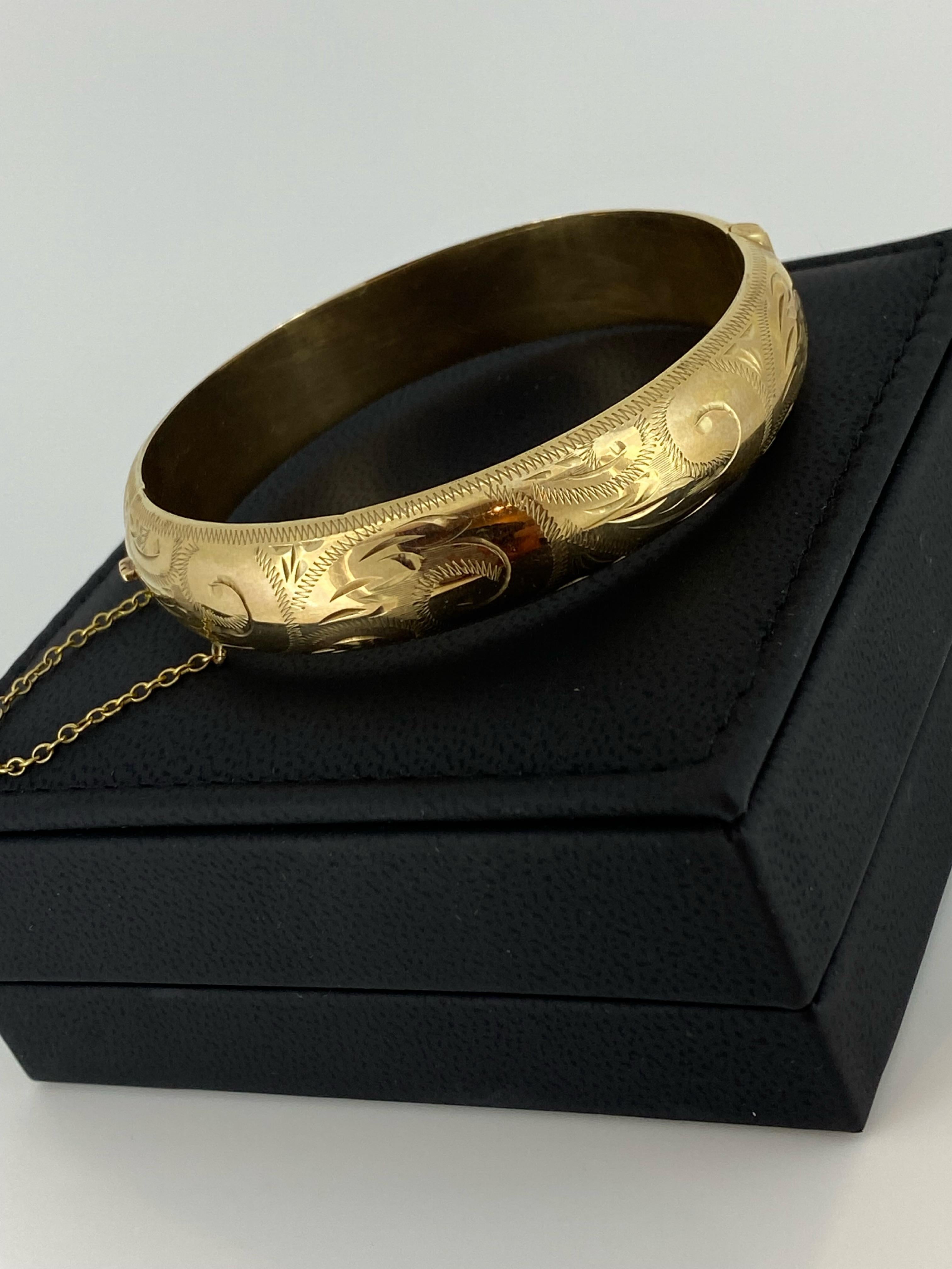 9K Gelbgold Retro 1950er Jahre fein graviert Scharnier Armreif. Umfang: 21 cm. im Zustand „Hervorragend“ in MELBOURNE, AU