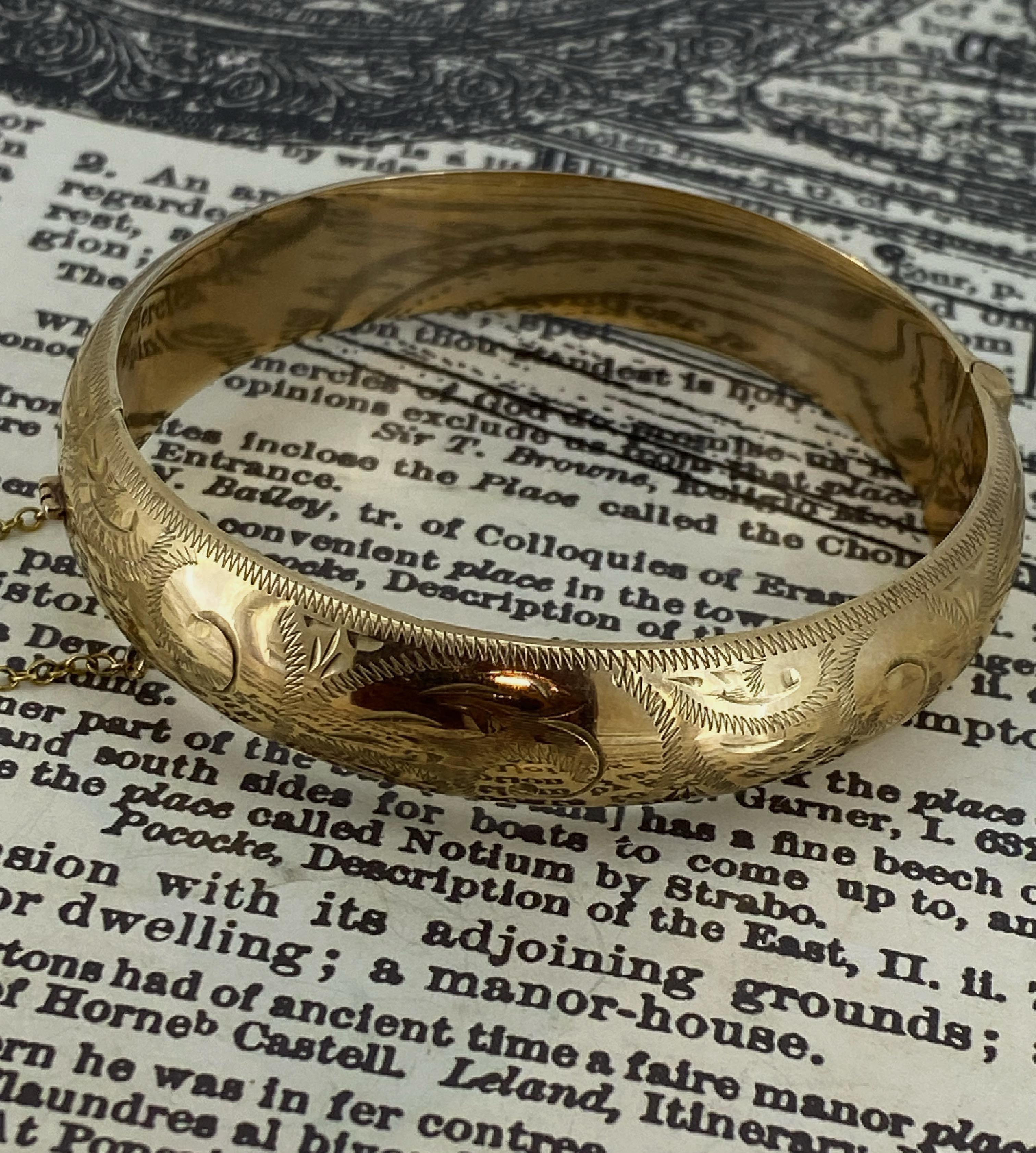 Women's 9K Yellow Gold Retro 1950's Finely Engraved Hinged Bangle. Circumference: 21cm. For Sale