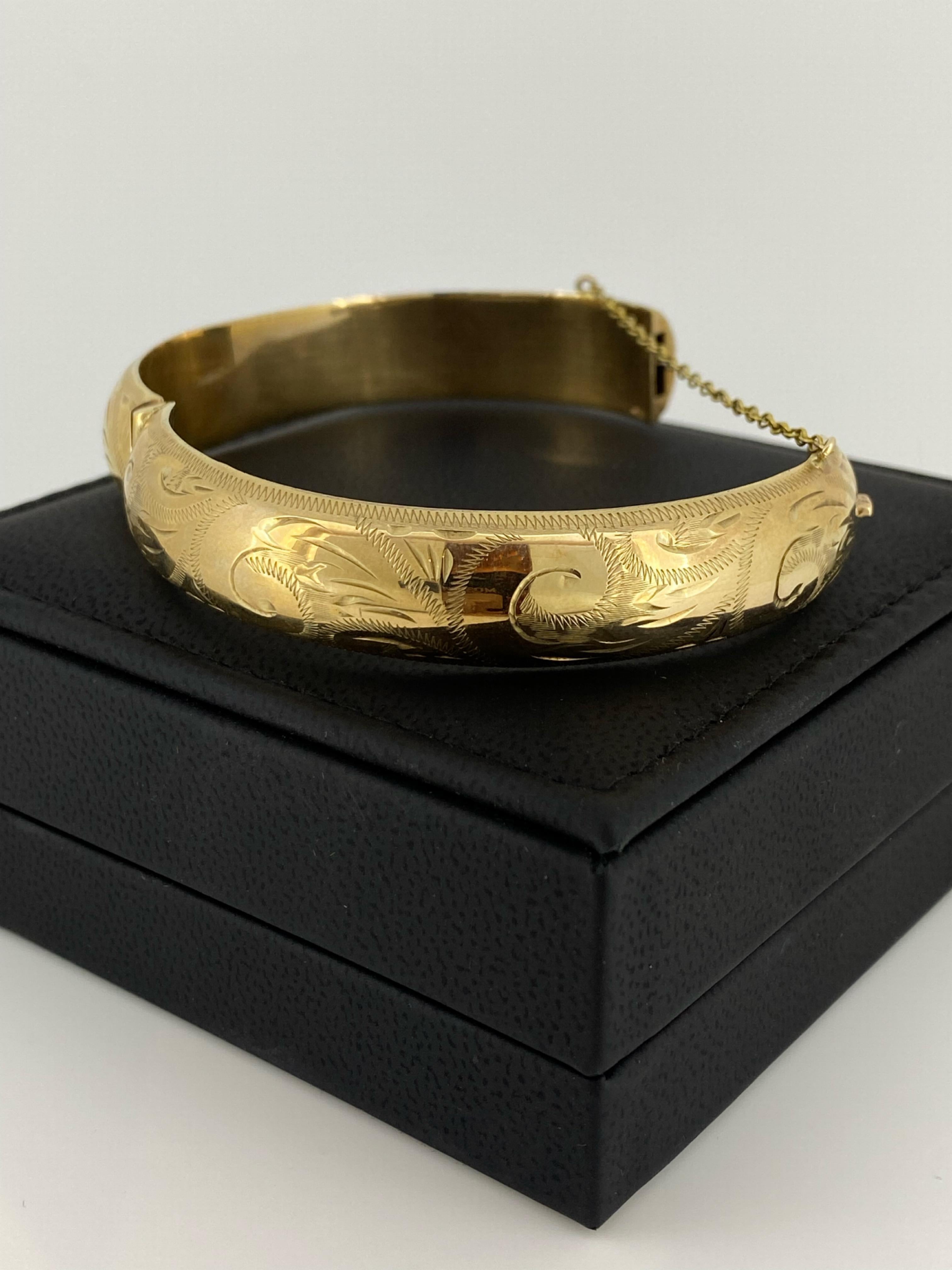9K Yellow Gold Retro 1950's Finely Engraved Hinged Bangle. Circumference: 21cm. For Sale 1