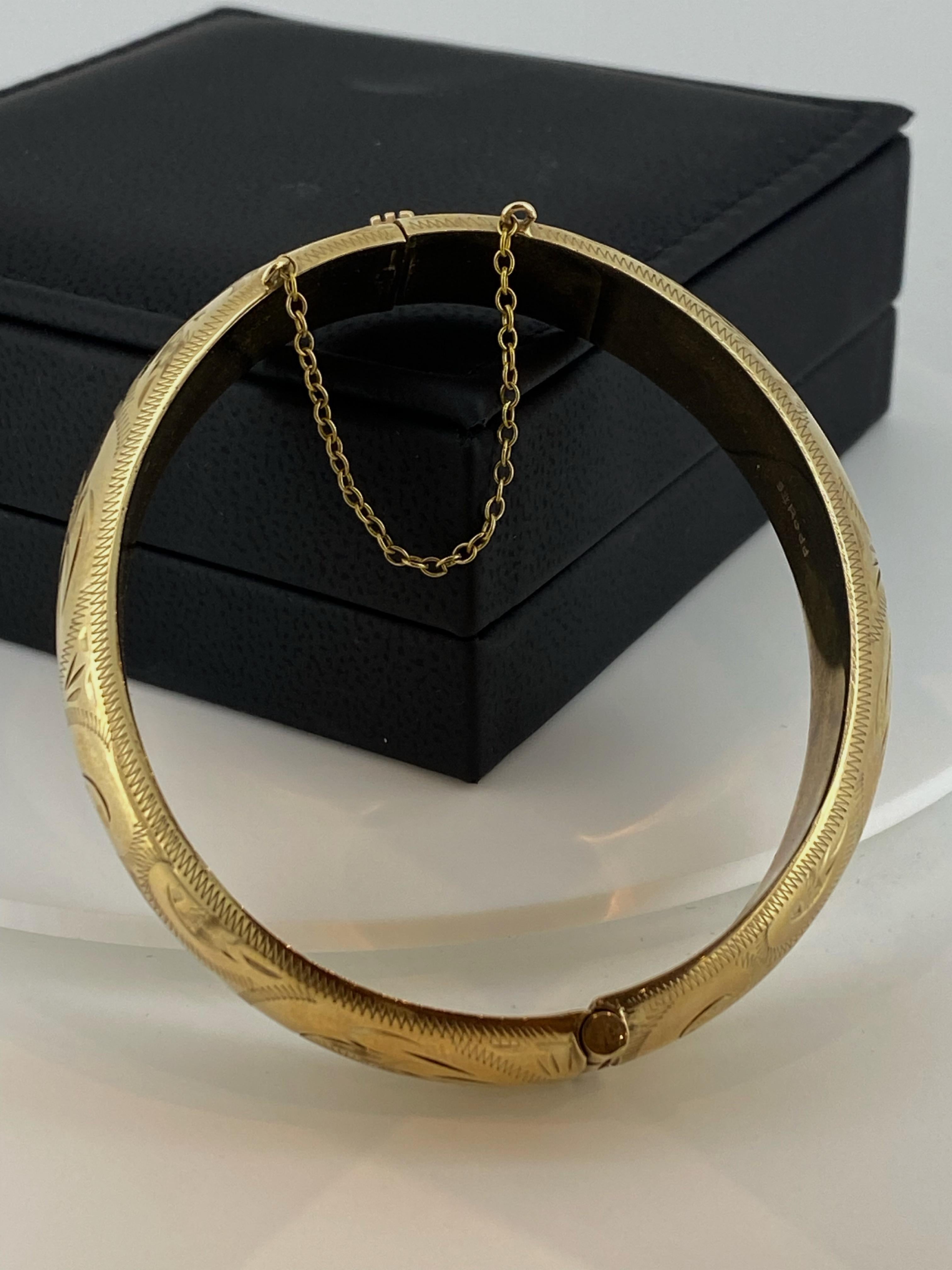 9K Yellow Gold Retro 1950's Finely Engraved Hinged Bangle. Circumference: 21cm. For Sale 2