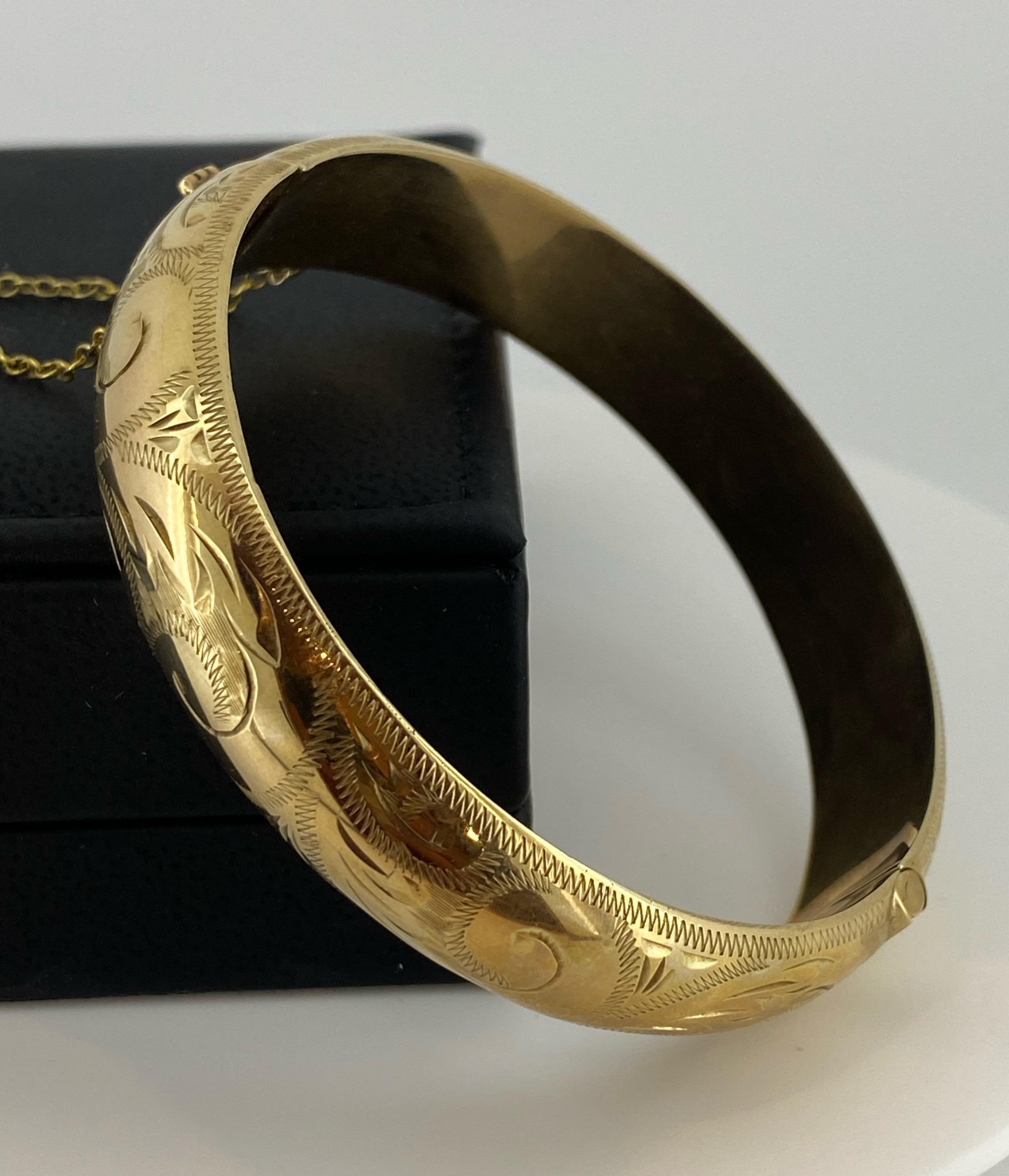 9K Yellow Gold Retro 1950's Finely Engraved Hinged Bangle. Circumference: 21cm. For Sale 3