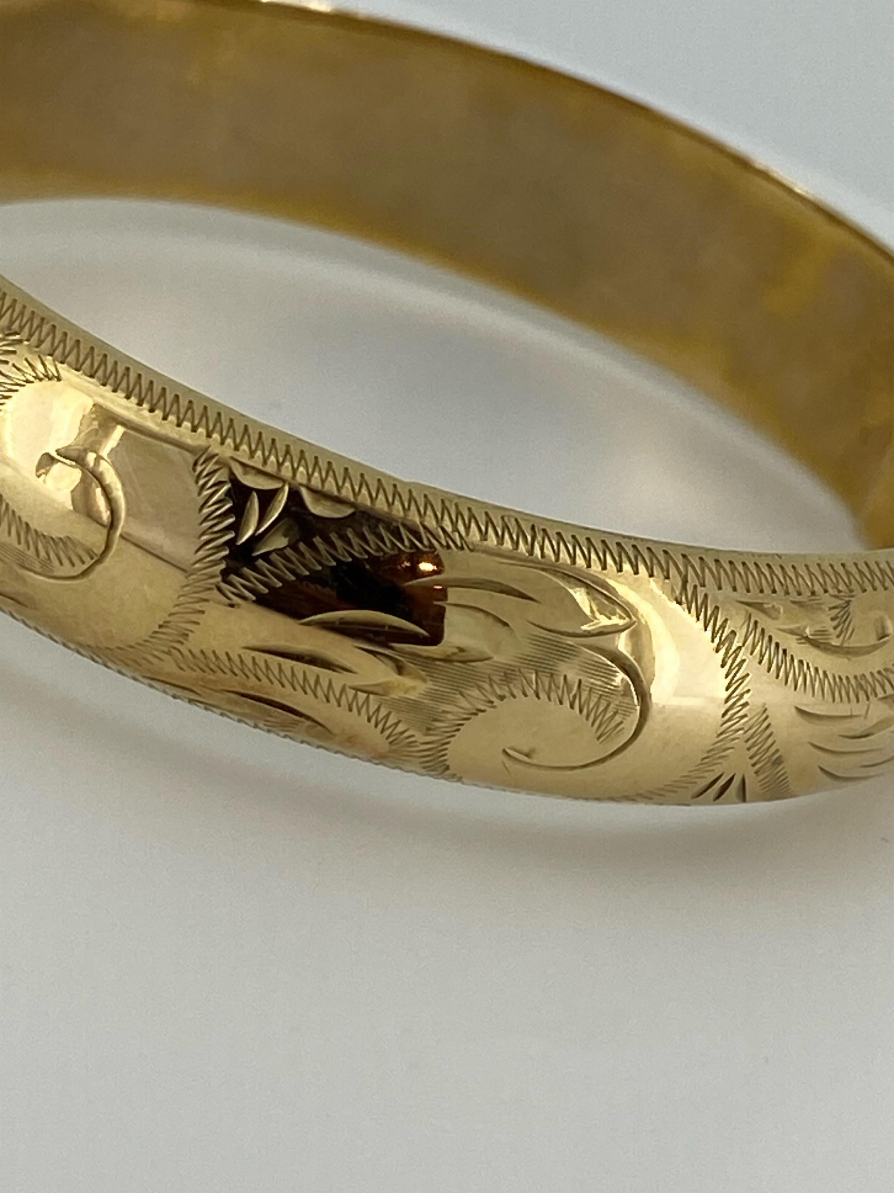 9K Yellow Gold Retro 1950's Finely Engraved Hinged Bangle. Circumference: 21cm. For Sale 5