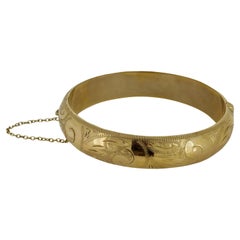 9K Yellow Gold Vintage 1950's Finely Engraved Hinged Bangle. Circumference: 21cm.