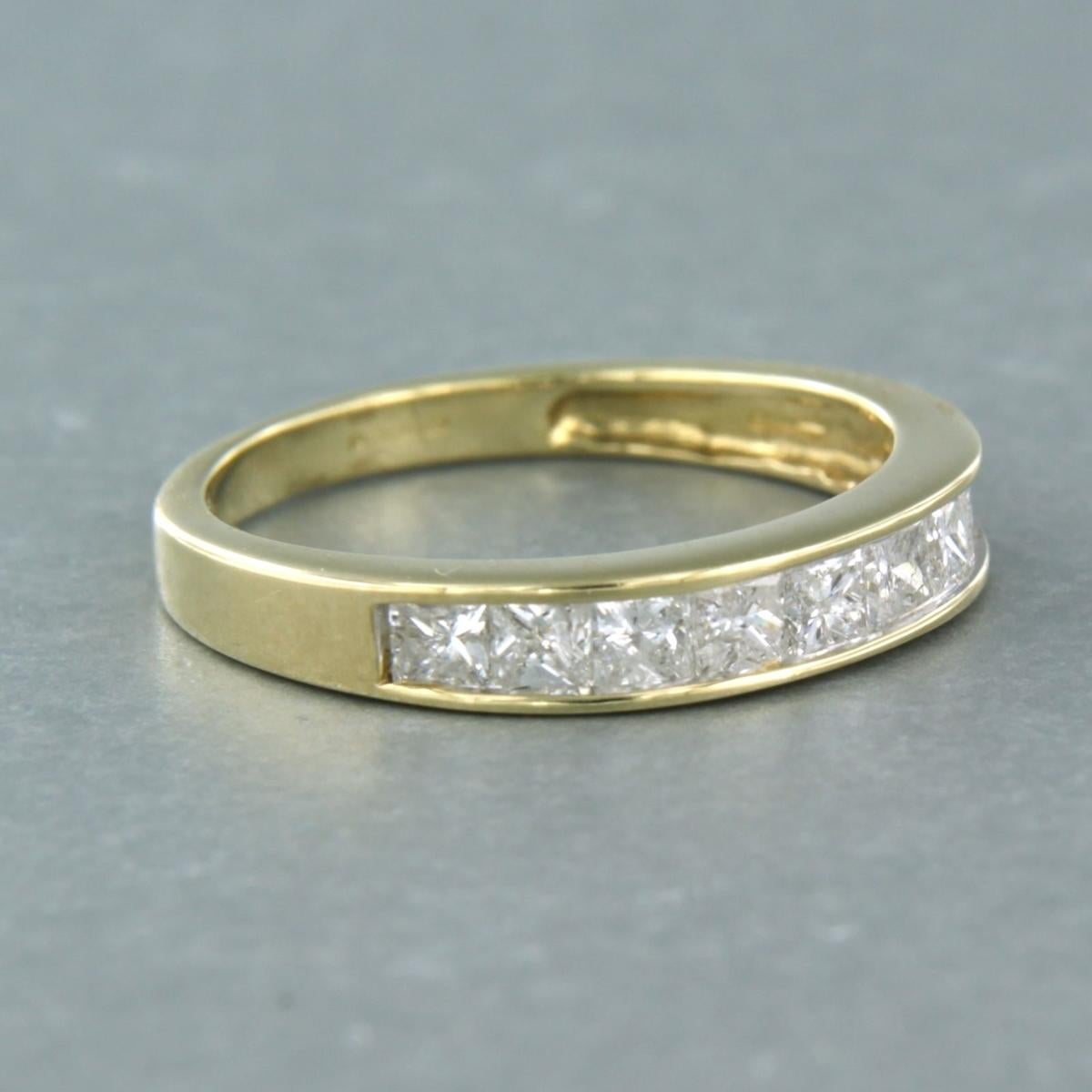 Ring aus 9K Gelbgold, besetzt mit einem Diamanten im Prinzessinnenschliff von 1,00ct - G/H - VS/SI - Ringgröße US 7.25 - EU 17.5 (55)

Ausführliche Beschreibung

Die Vorderseite des Rings ist 3,7 mm breit.

Ringgröße US 7.25 - EU 17.5 (55). Der Ring