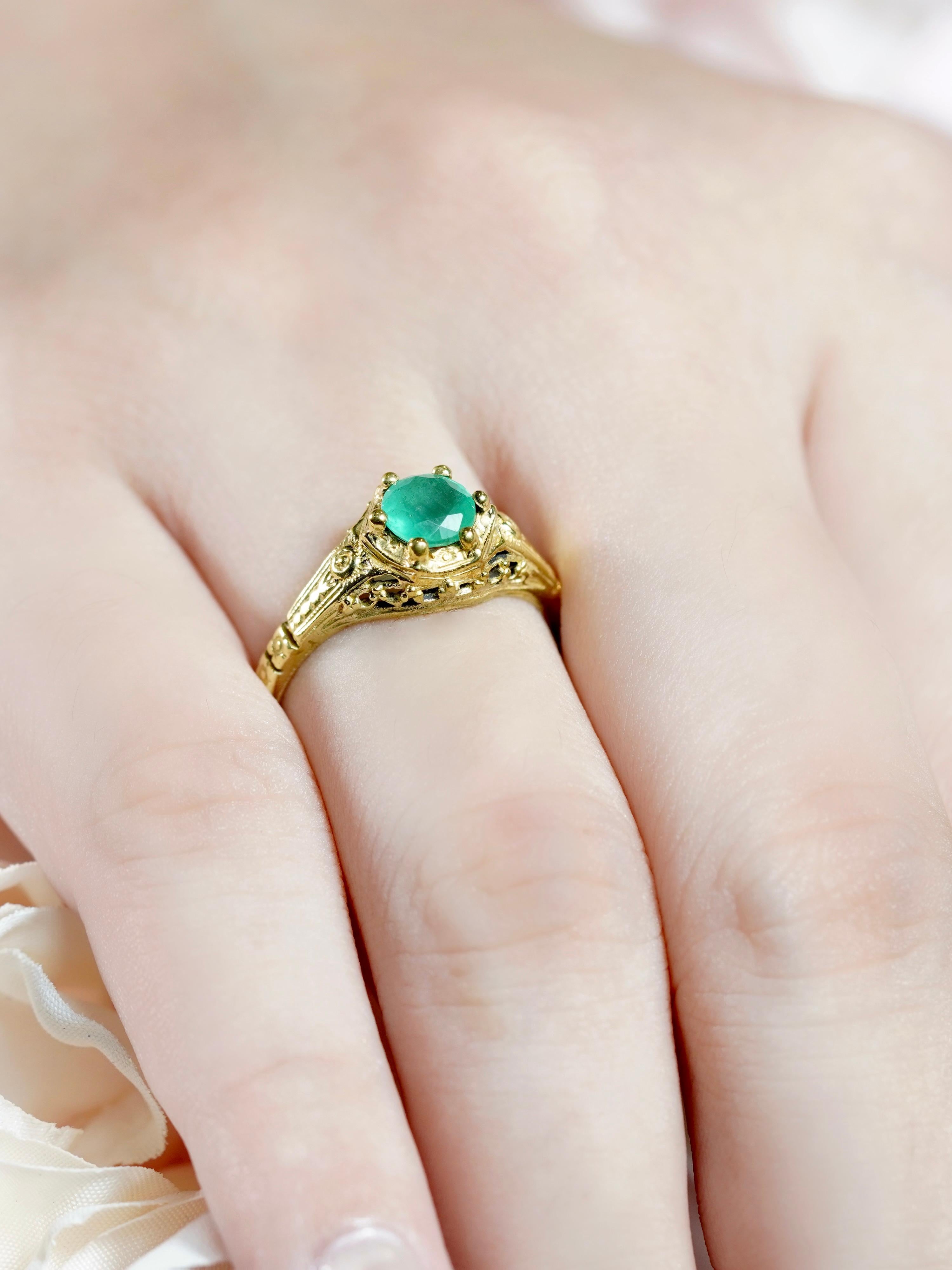 9K Yellow Gold Round Emerald Vintage Style Carving Ring For Sale 4