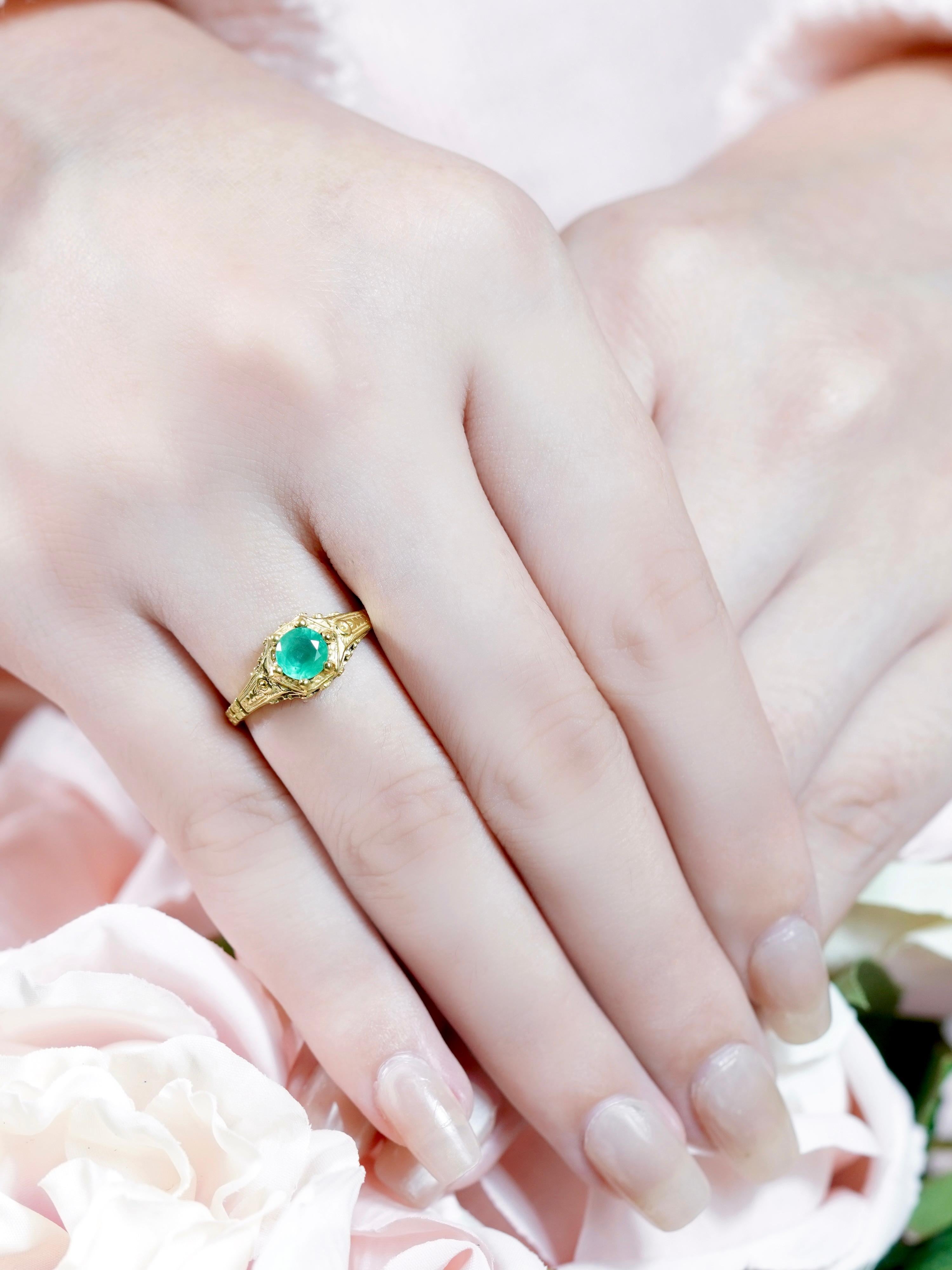 9K Yellow Gold Round Emerald Vintage Style Carving Ring For Sale 5
