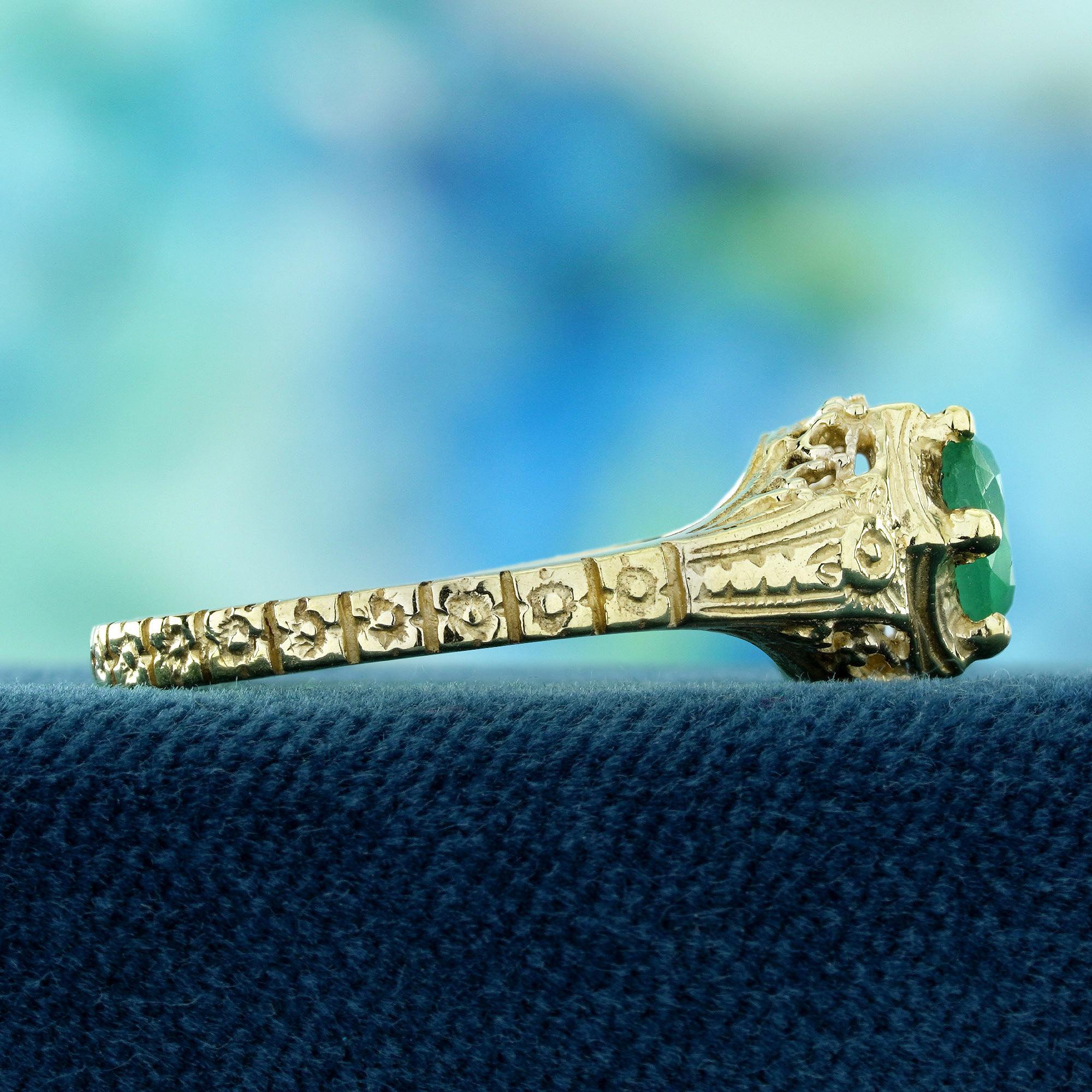 Taglio rotondo Anello con smeraldo rotondo in stile vintage in oro giallo 9K in vendita