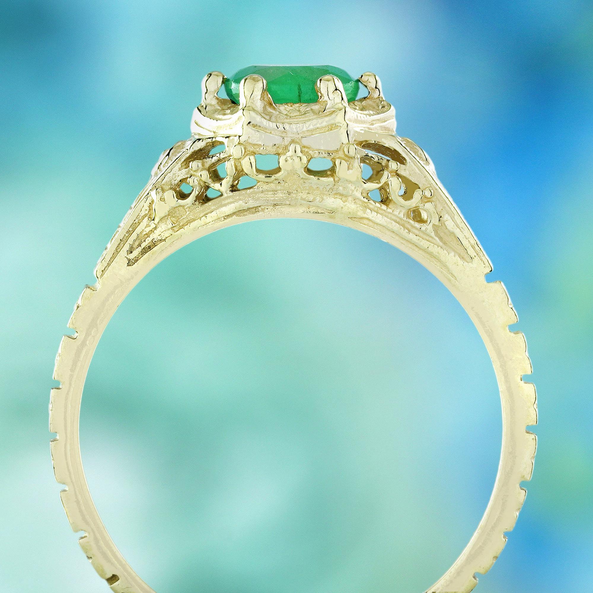 Anello con smeraldo rotondo in stile vintage in oro giallo 9K In condizioni Nuovo in vendita a Bangkok, TH