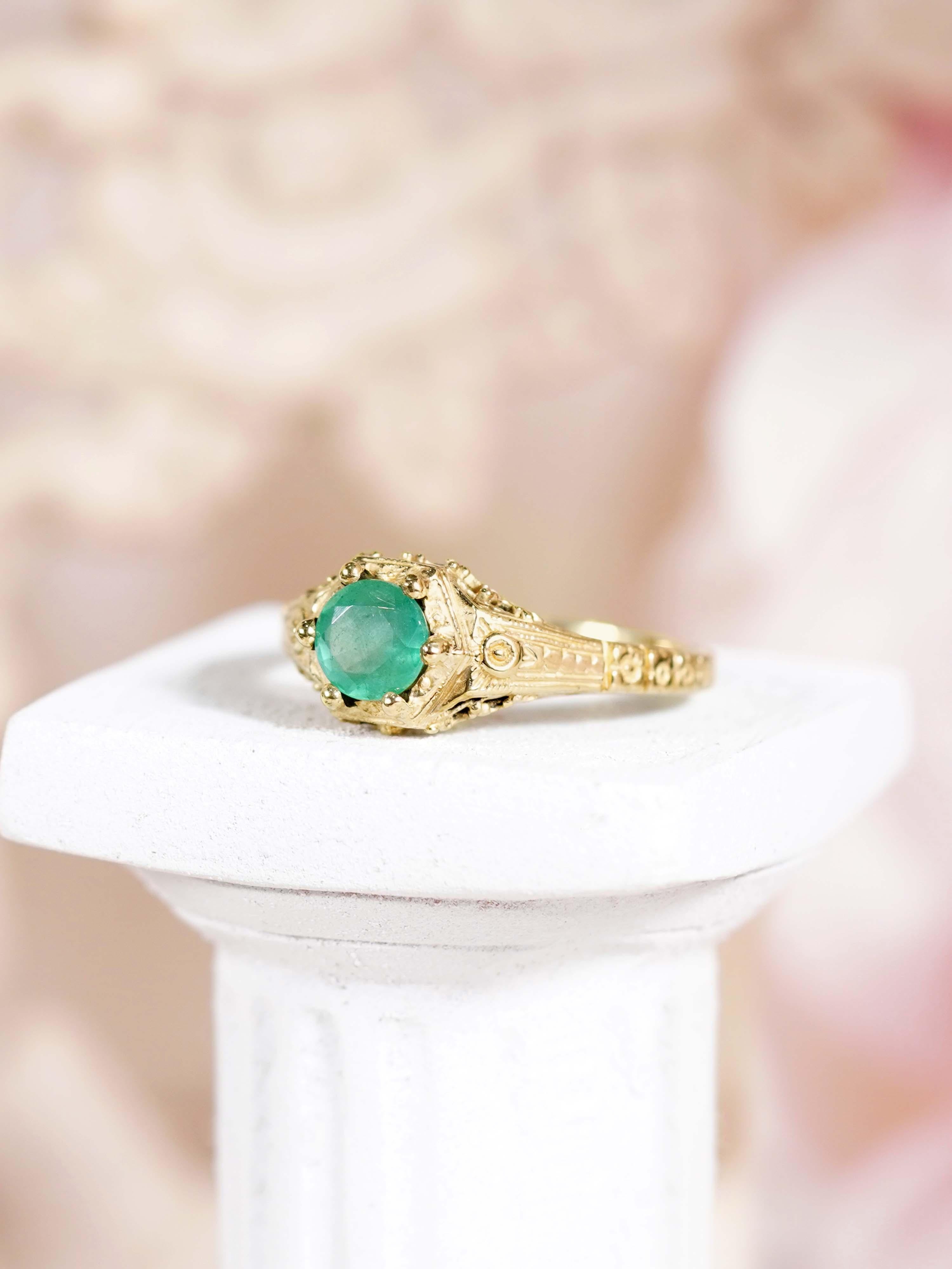 9K Yellow Gold Round Emerald Vintage Style Carving Ring For Sale 1