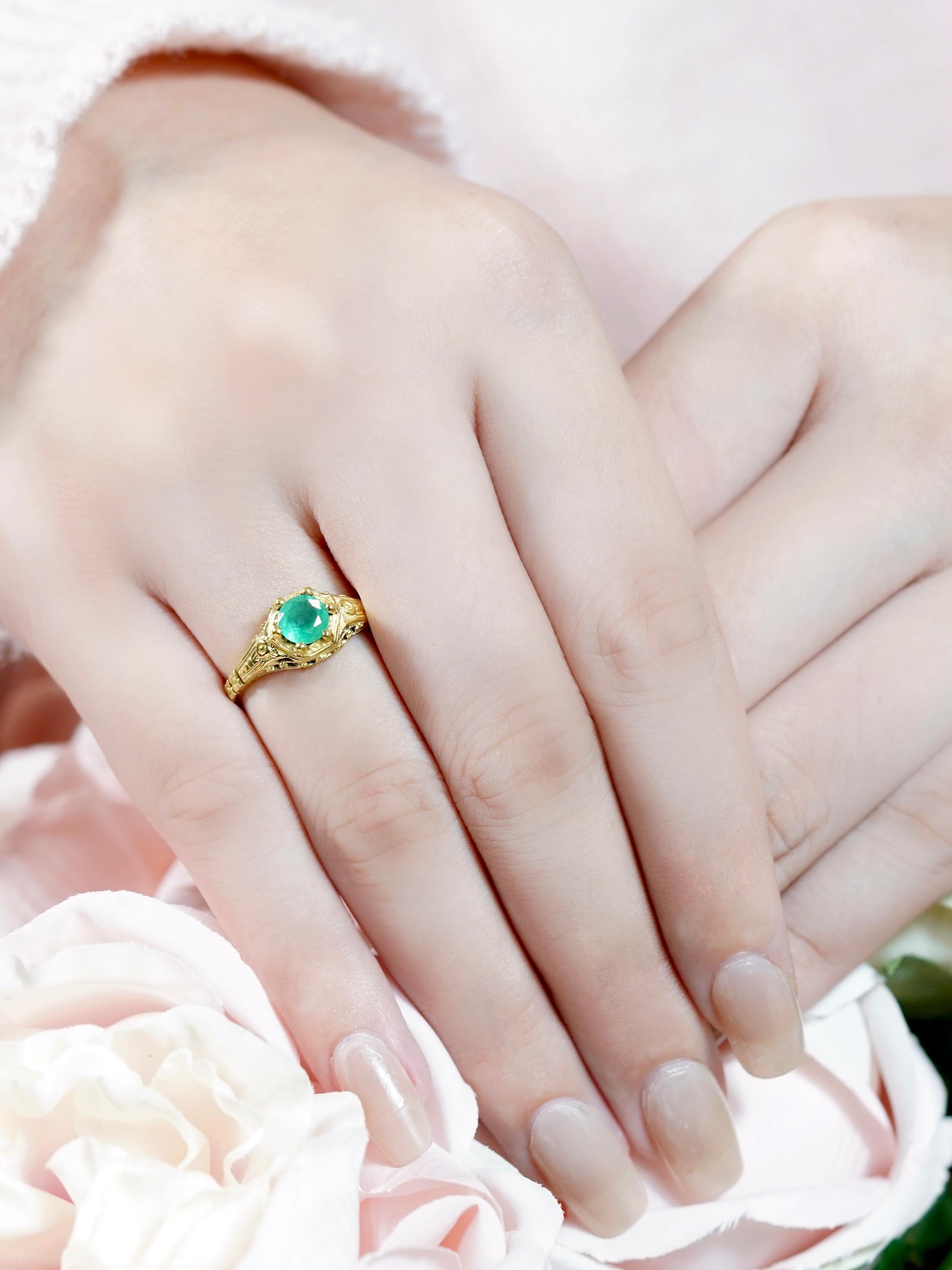 9K Yellow Gold Round Emerald Vintage Style Carving Ring For Sale 2