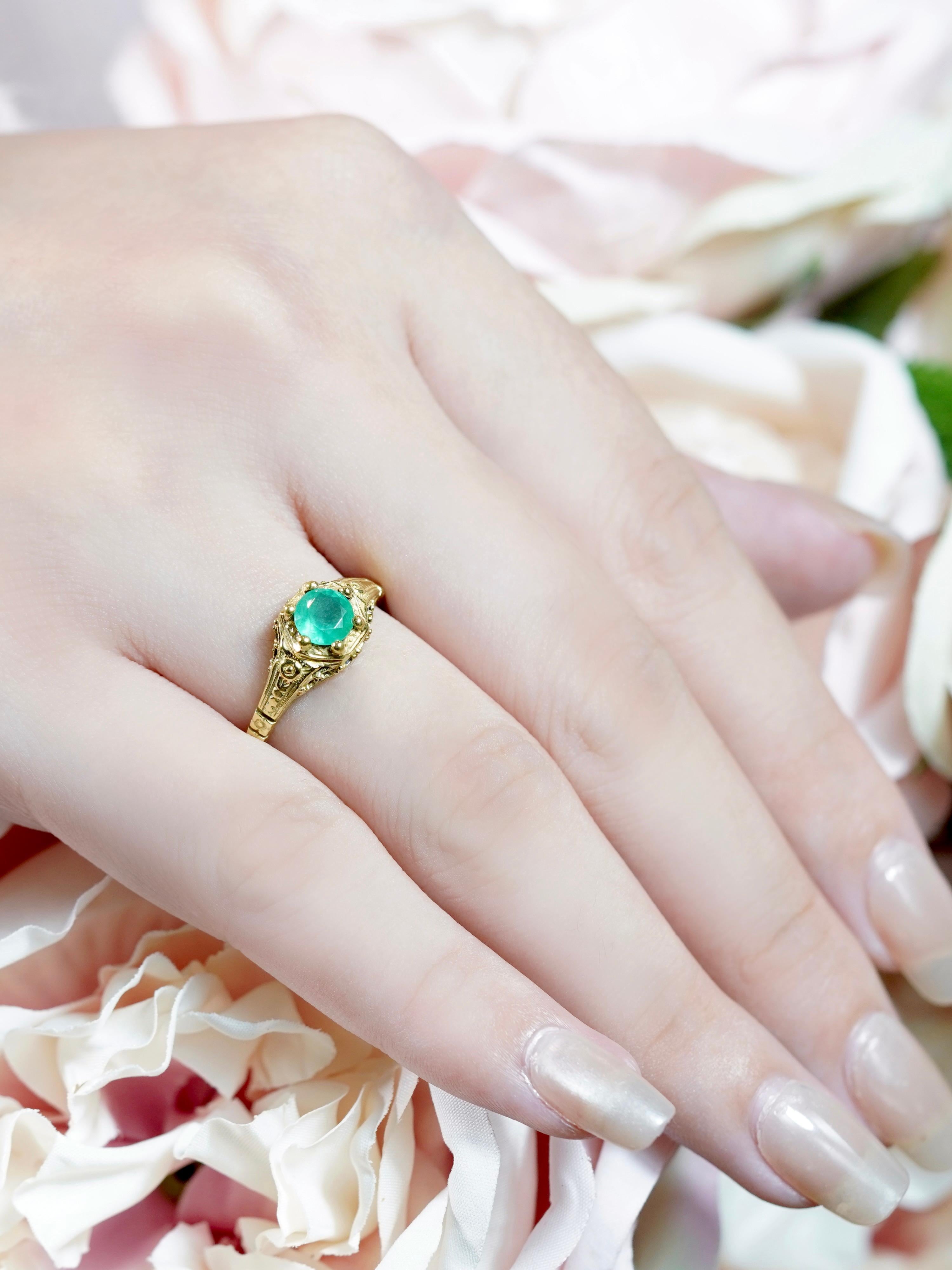 9K Yellow Gold Round Emerald Vintage Style Carving Ring For Sale 3