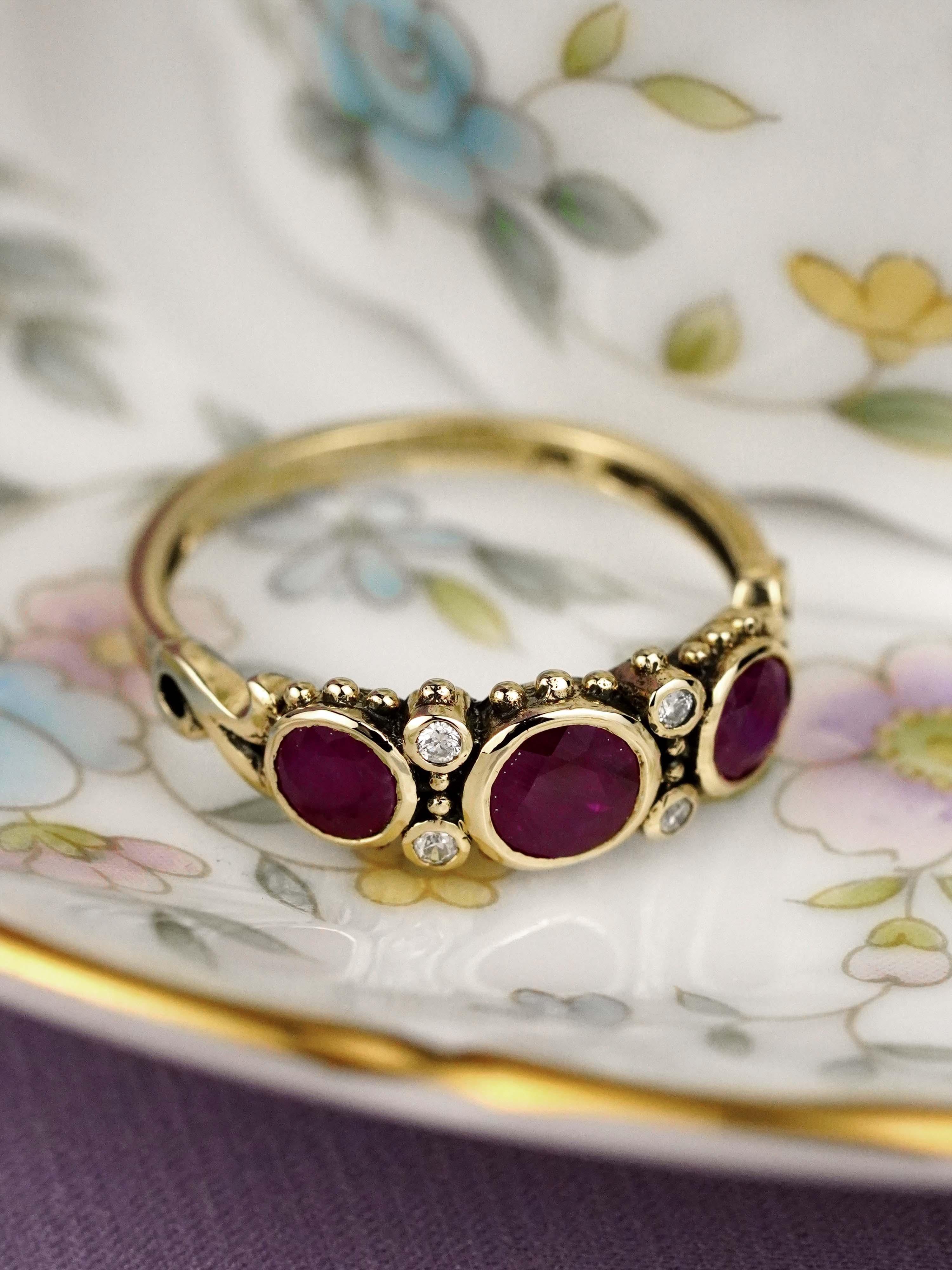 9K Gelbgold Rubin und Diamant Vintage Style Drei Stein Ring (Edwardian) im Angebot