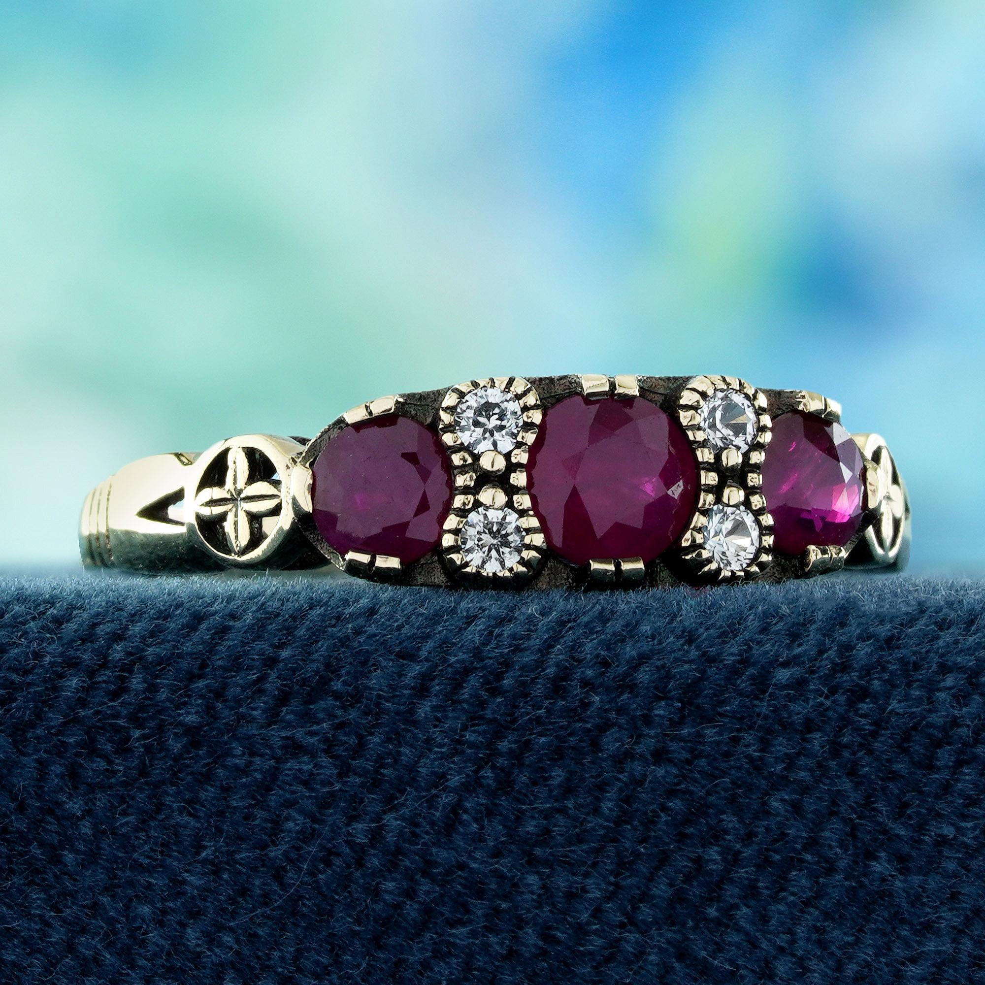 9K Gelbgold Rubin und weißer Saphir Vintage Style Drei Stein Ring (Edwardian) im Angebot