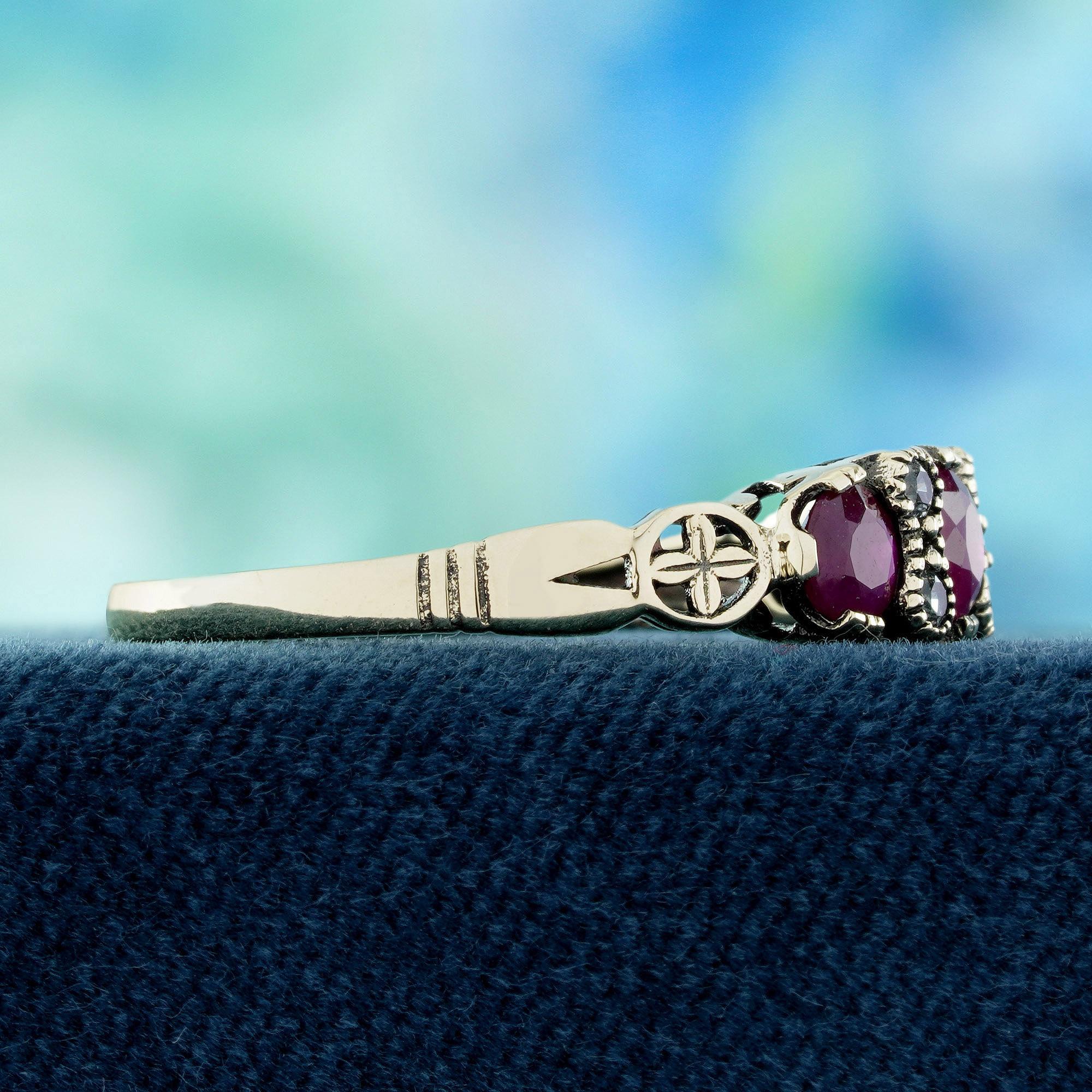 9K Gelbgold Rubin und weißer Saphir Vintage Style Drei Stein Ring (Rundschliff) im Angebot