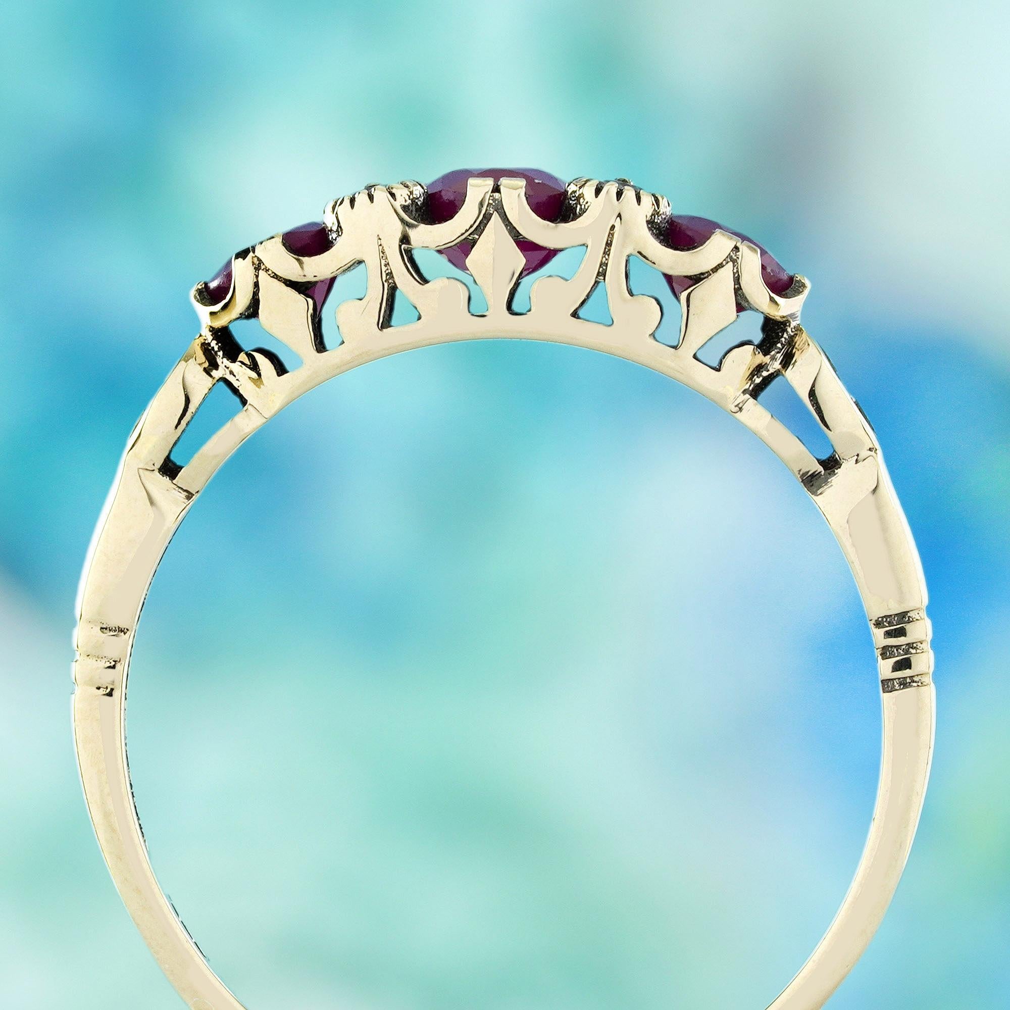 9K Gelbgold Rubin und weißer Saphir Vintage Style Drei Stein Ring im Zustand „Neu“ im Angebot in Bangkok, TH