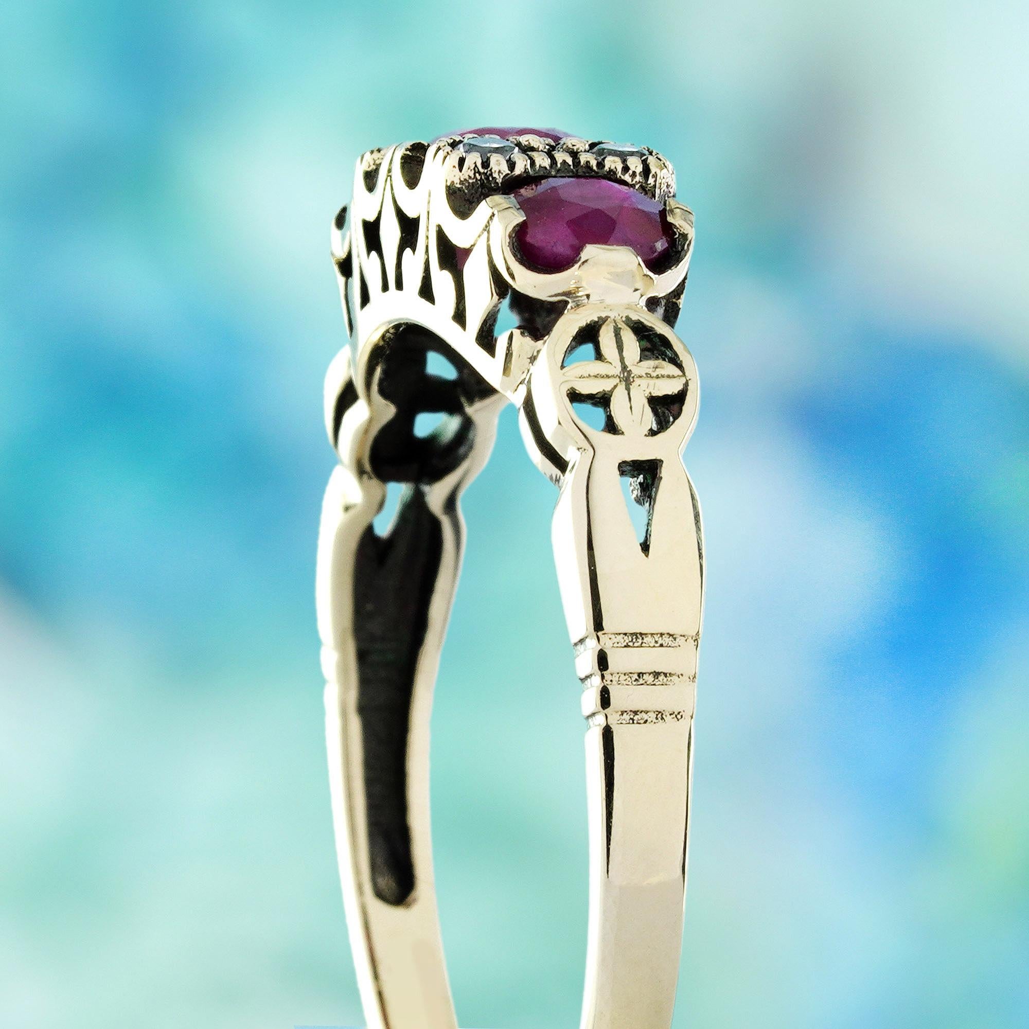 9K Gelbgold Rubin und weißer Saphir Vintage Style Drei Stein Ring Damen im Angebot