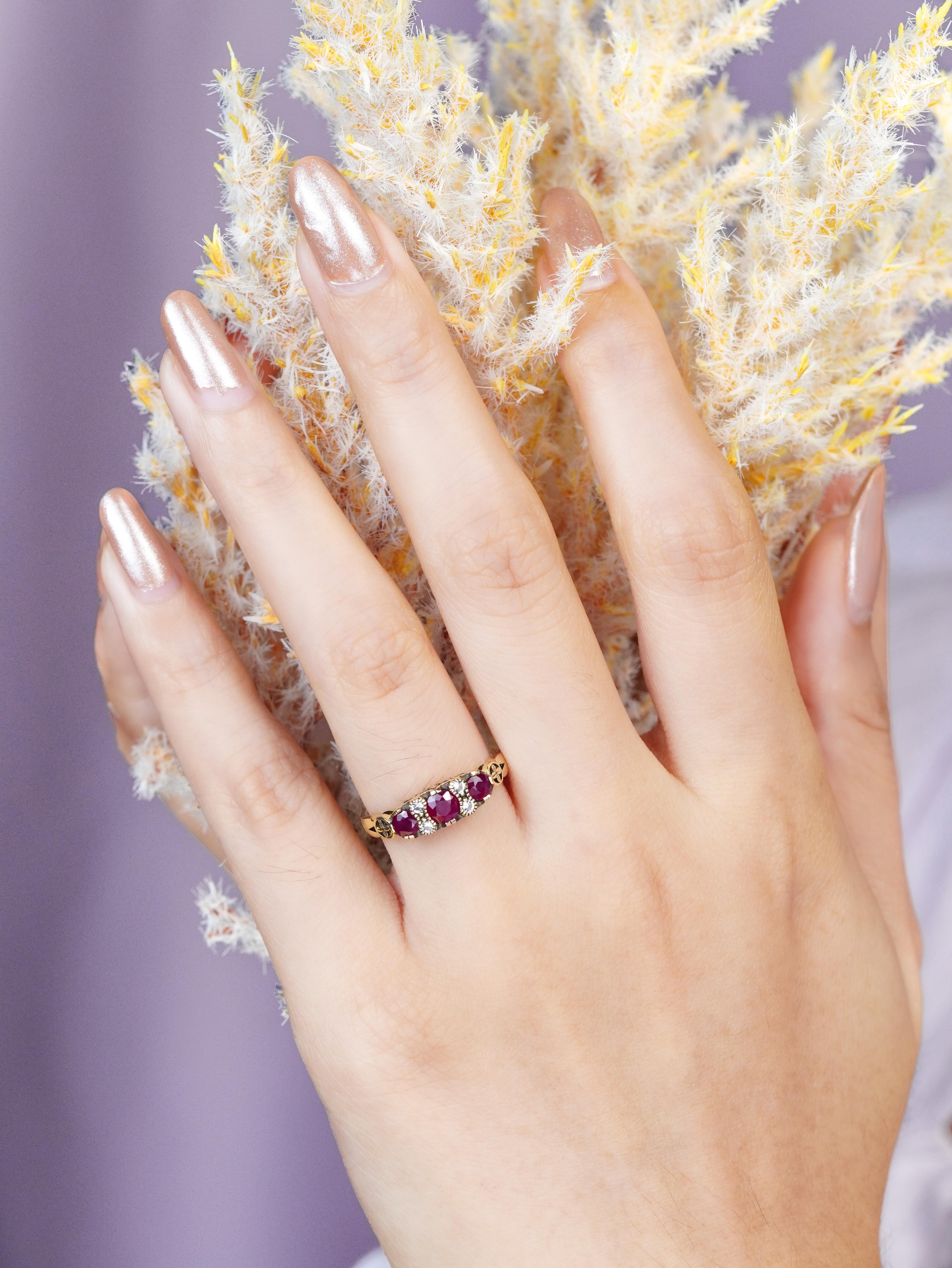 9K Gelbgold Rubin und weißer Saphir Vintage Style Drei Stein Ring im Angebot 1