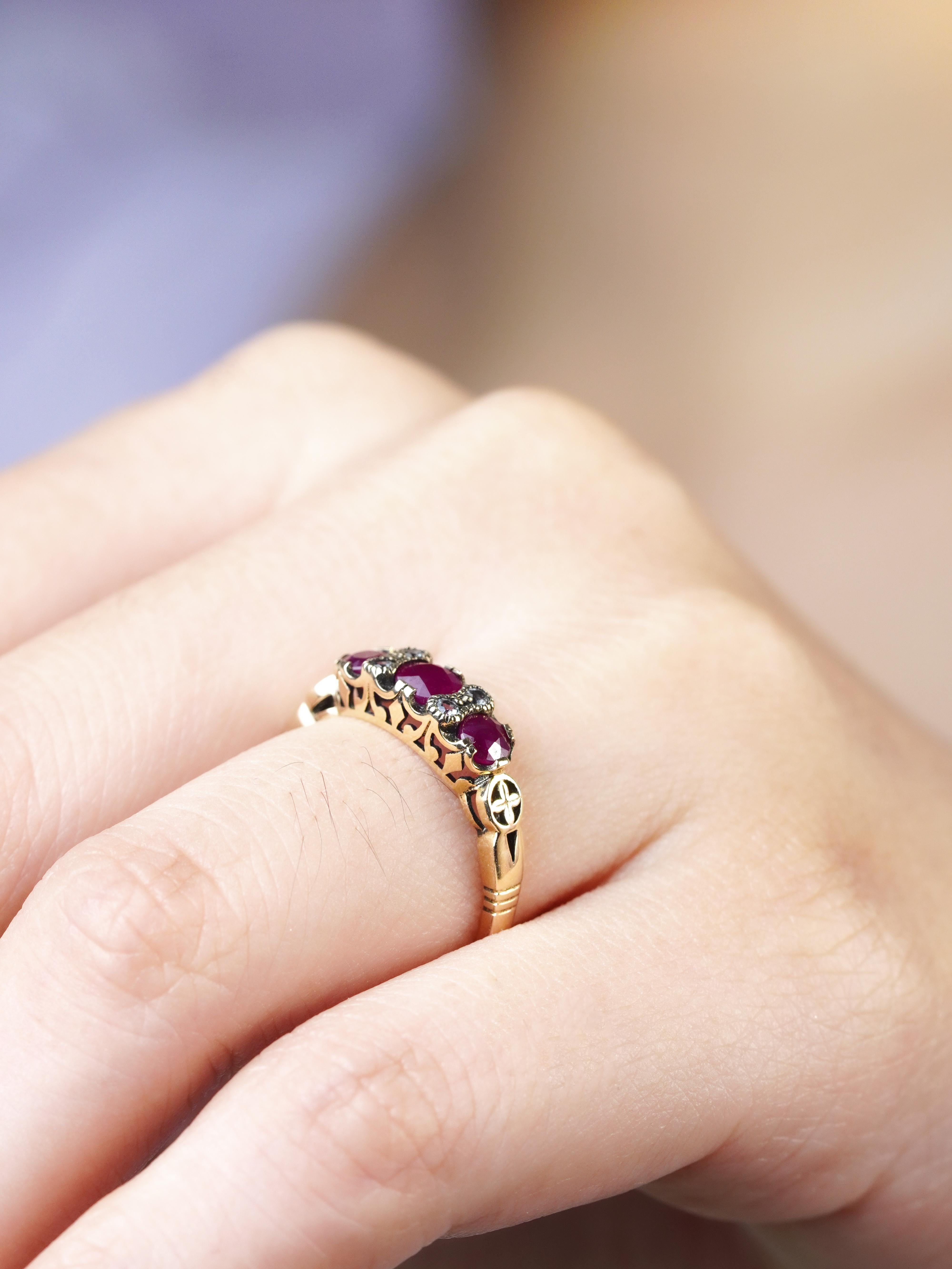 9K Gelbgold Rubin und weißer Saphir Vintage Style Drei Stein Ring im Angebot 2