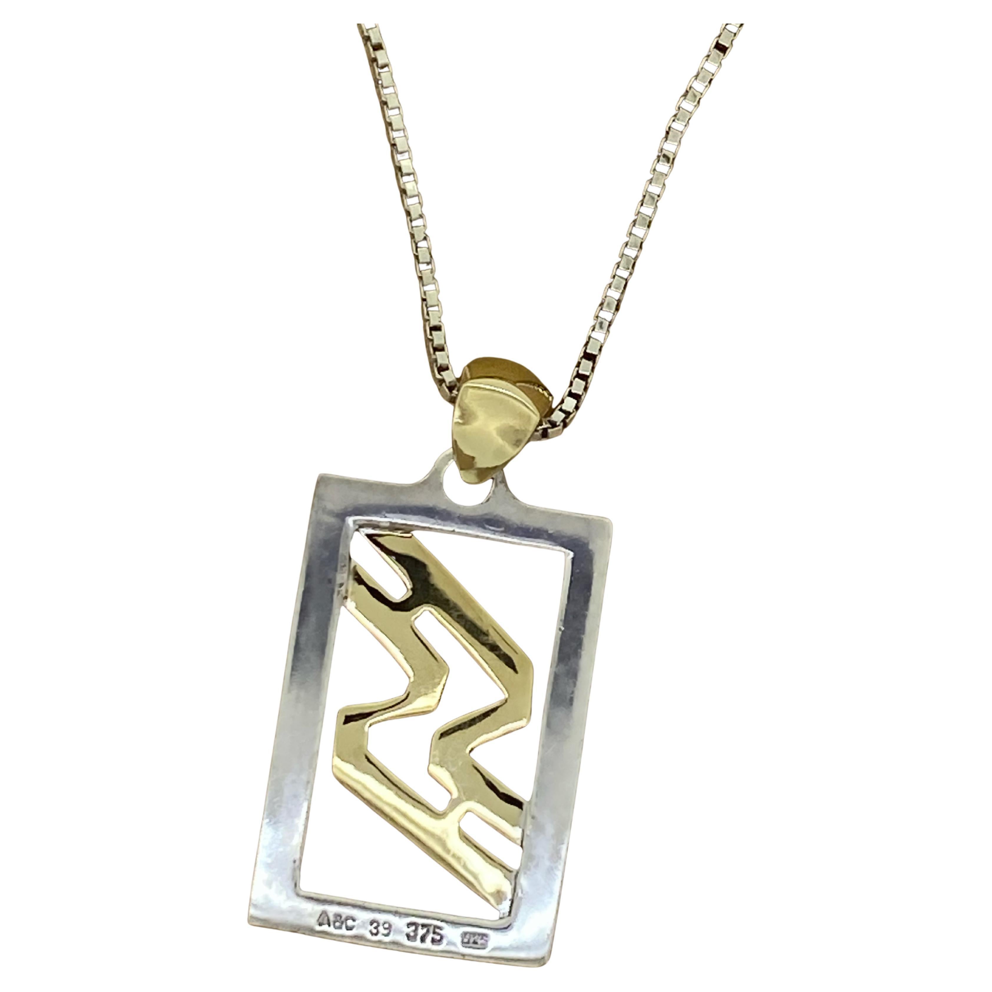 Ciondolo con segno zodiacale Acquario
di forma rettangolare, 
realizzato in oro e argento 9K, 
timbrata sul retro 

misura 37 mm x 18 mm 
completato da una spessa cappa d'oro 

con una catenina coordinata lunga 47 cm

Peso totale dell'articolo: 9,8