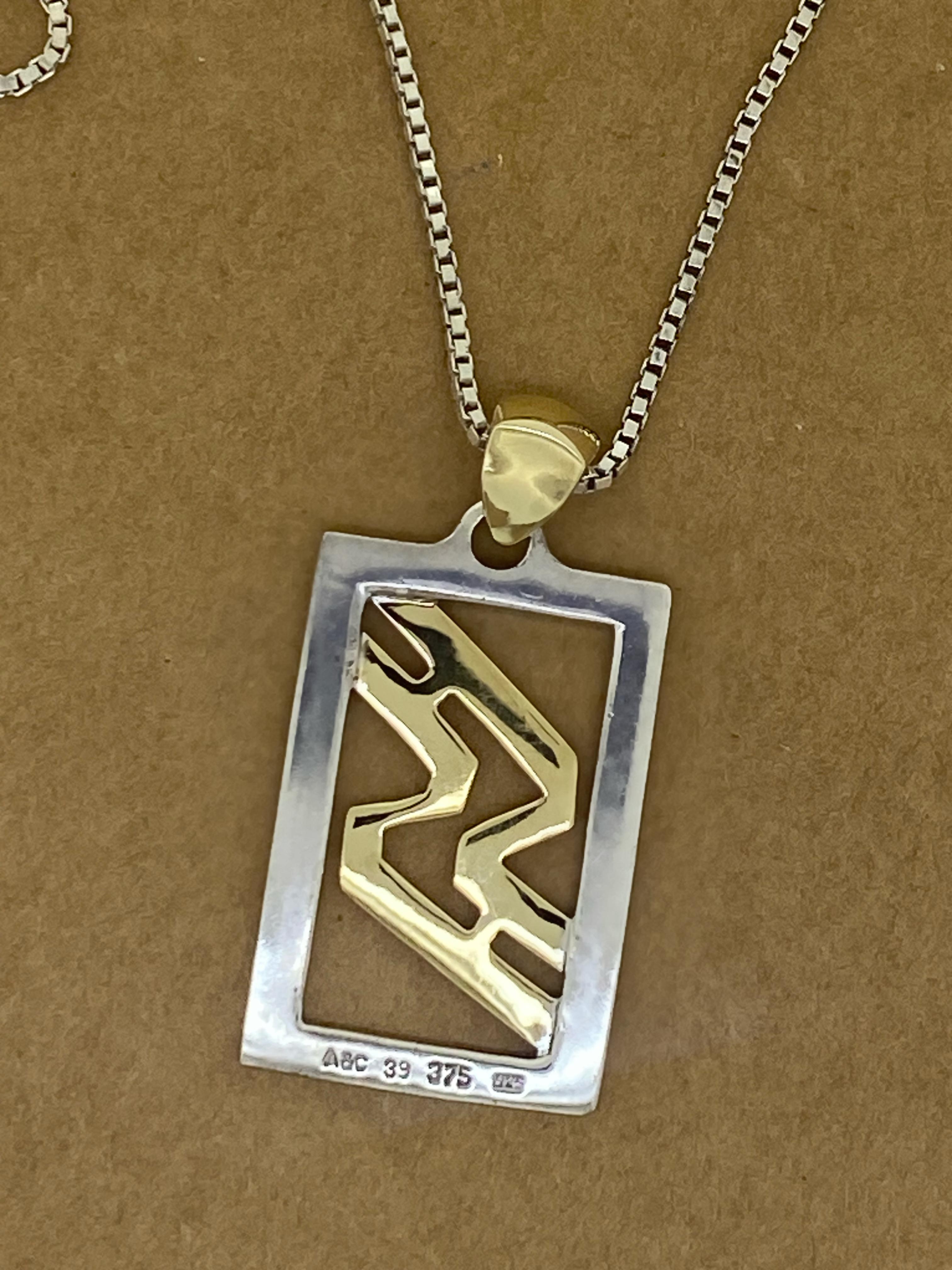 Ciondolo del segno zodiacale dell'Acquario in oro giallo 9K e argento su catena a scatola in argento 925. In condizioni ottime in vendita a MELBOURNE, AU