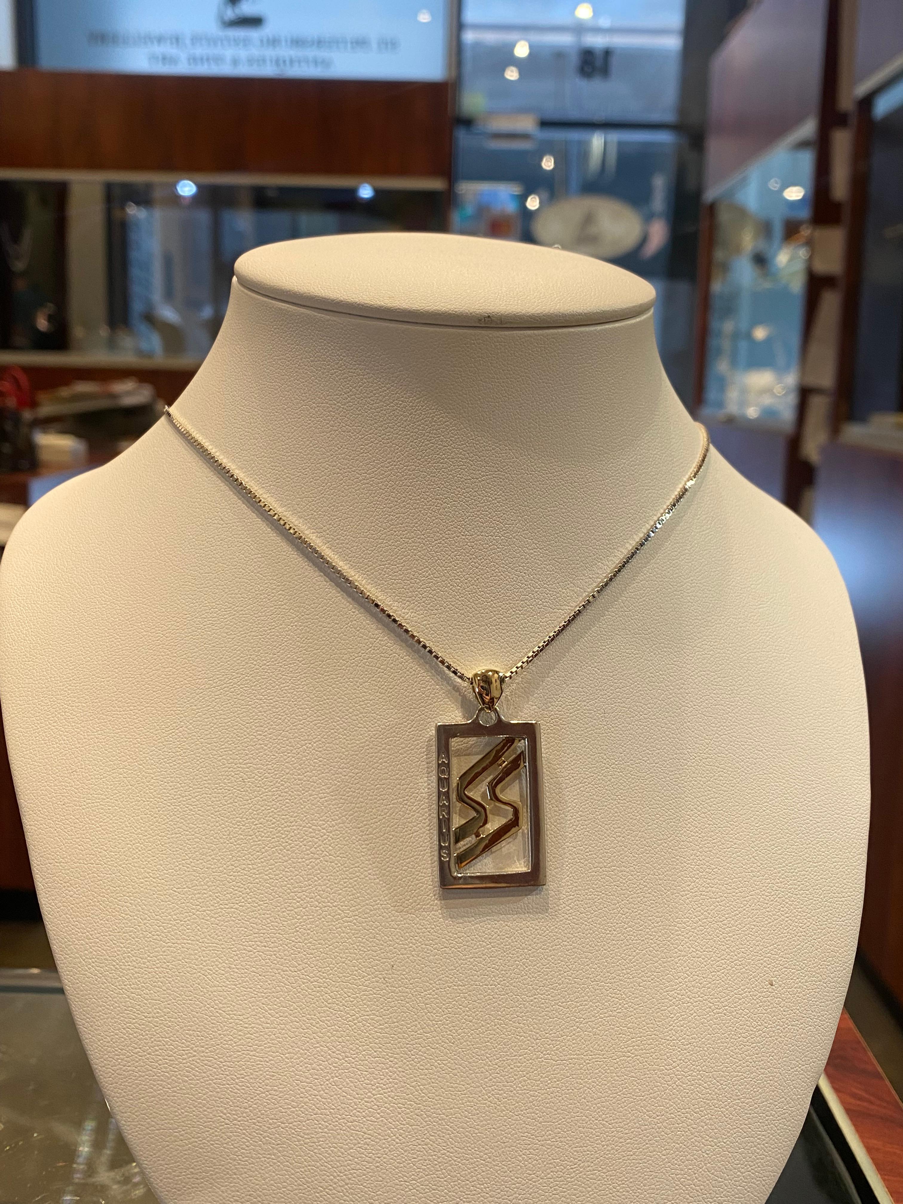 Ciondolo del segno zodiacale dell'Acquario in oro giallo 9K e argento su catena a scatola in argento 925. in vendita 1