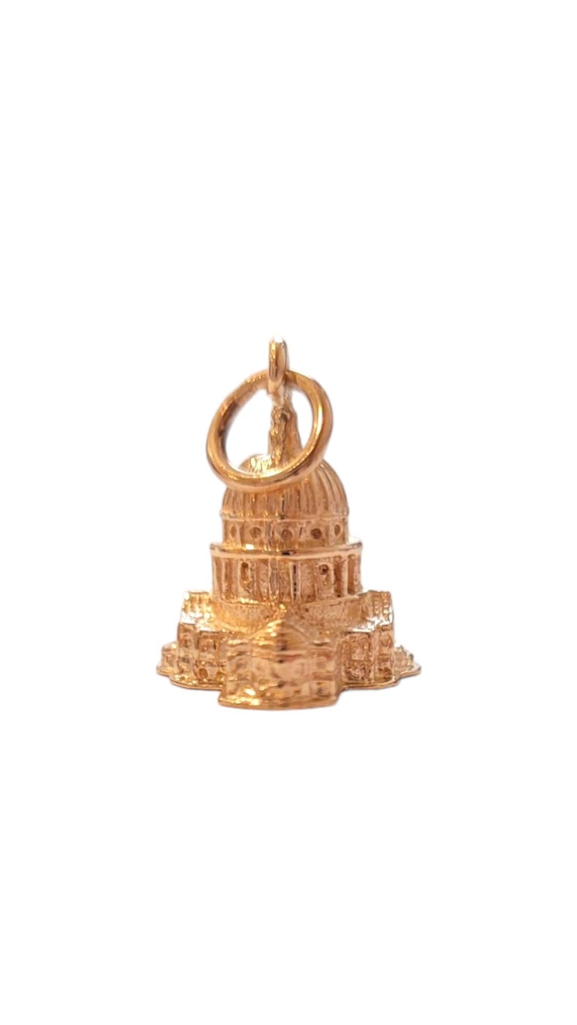 Charm en or jaune 9K de la cathédrale St Paul -  

Cette breloque miniature capture la beauté de l'un des sites les plus emblématiques de Londres. 

Le charme est en 9K L'anneau de saut est en 14K

Taille : 16,9 mm X 13,9 mm X 20,2 mm

Poids :