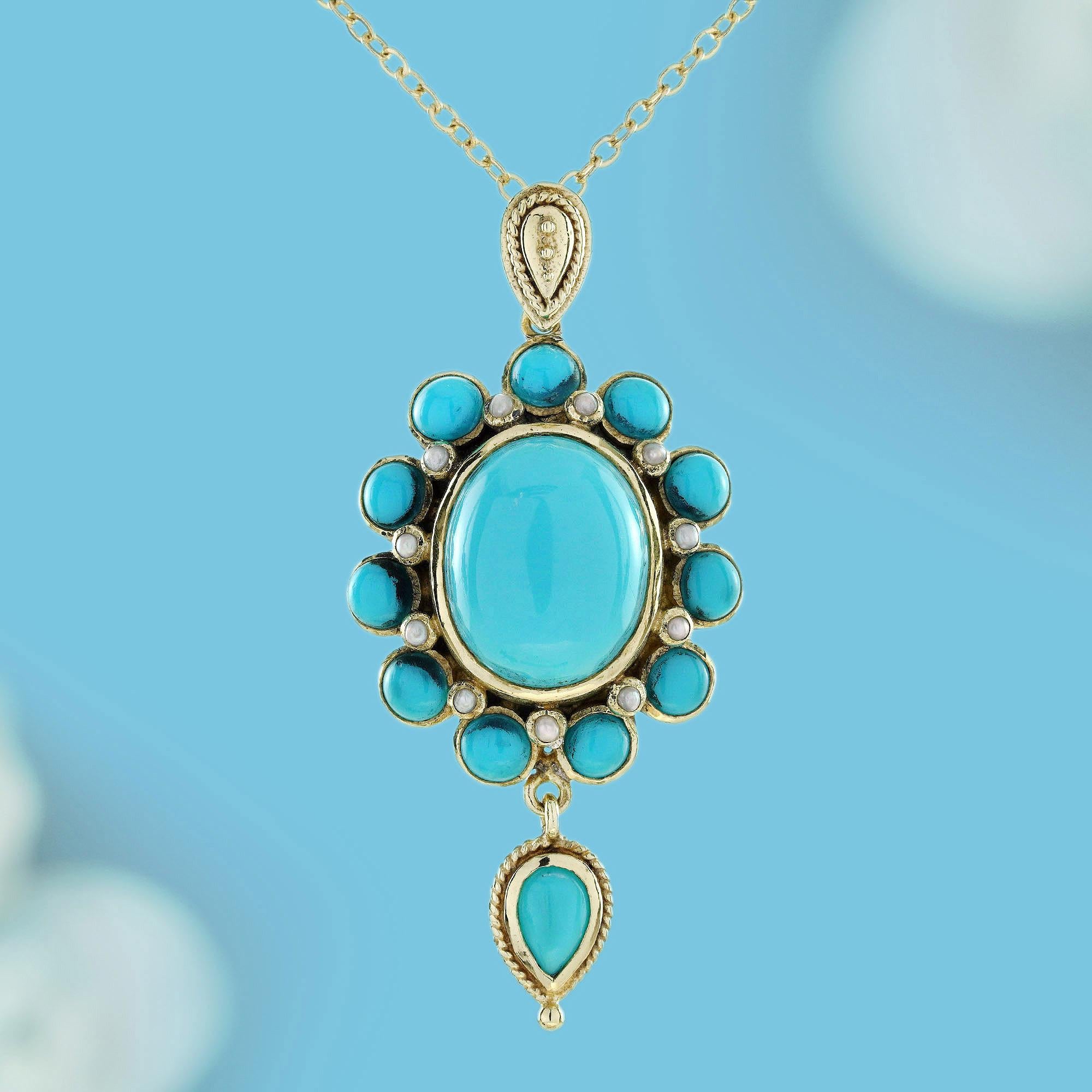 Célébrant la beauté de la nature, ce pendentif de style vintage est orné d'une turquoise vibrante sertie dans un chaton lisse, rayonnant de teintes océaniques apaisantes. Eleg, entouré de perles rondes lustrées, capture la douce élégance des pétales