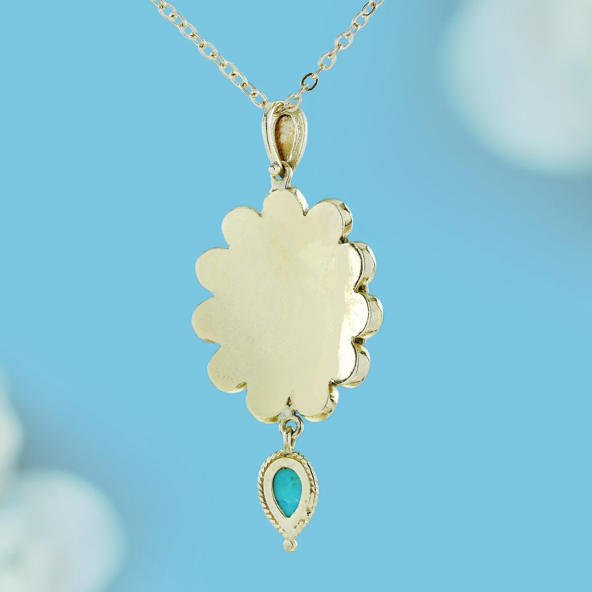 Taille ovale Pendentif Fleur Bloom en or jaune 9K avec turquoise et perle de style vintage en vente